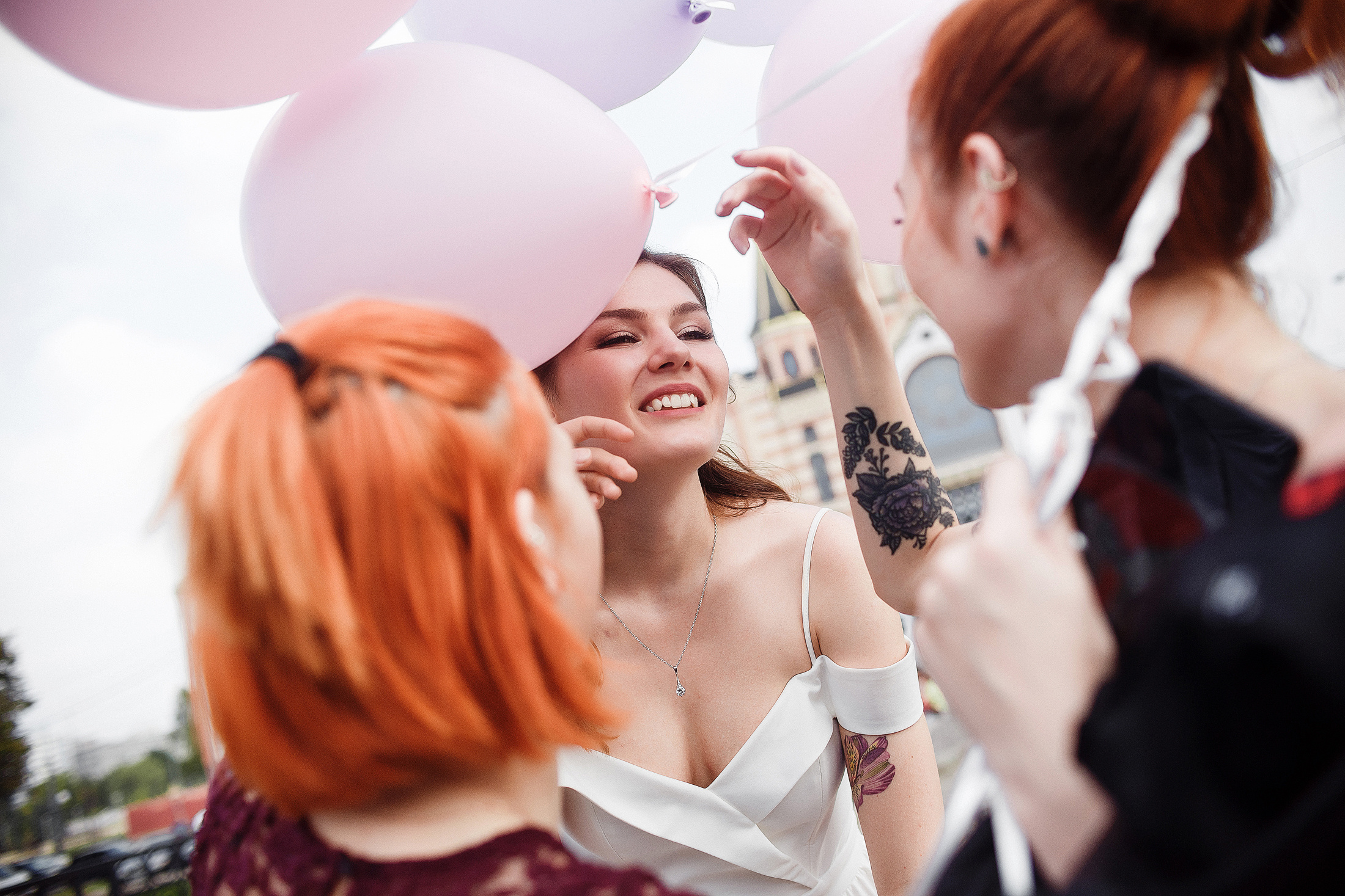 Счастливая невеста улыбается подругам