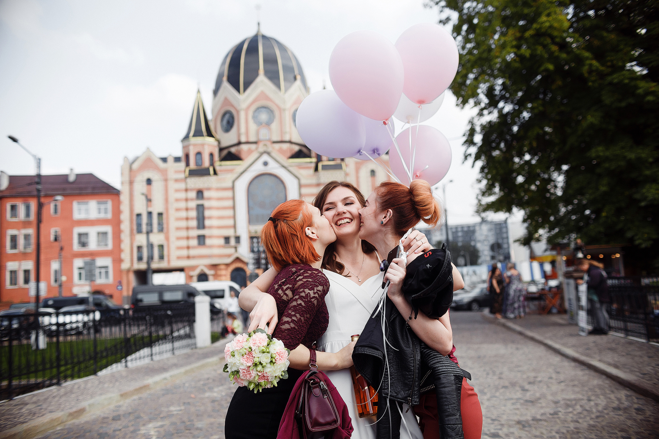 Невеста и подружки невесты радуются в день свадьбы