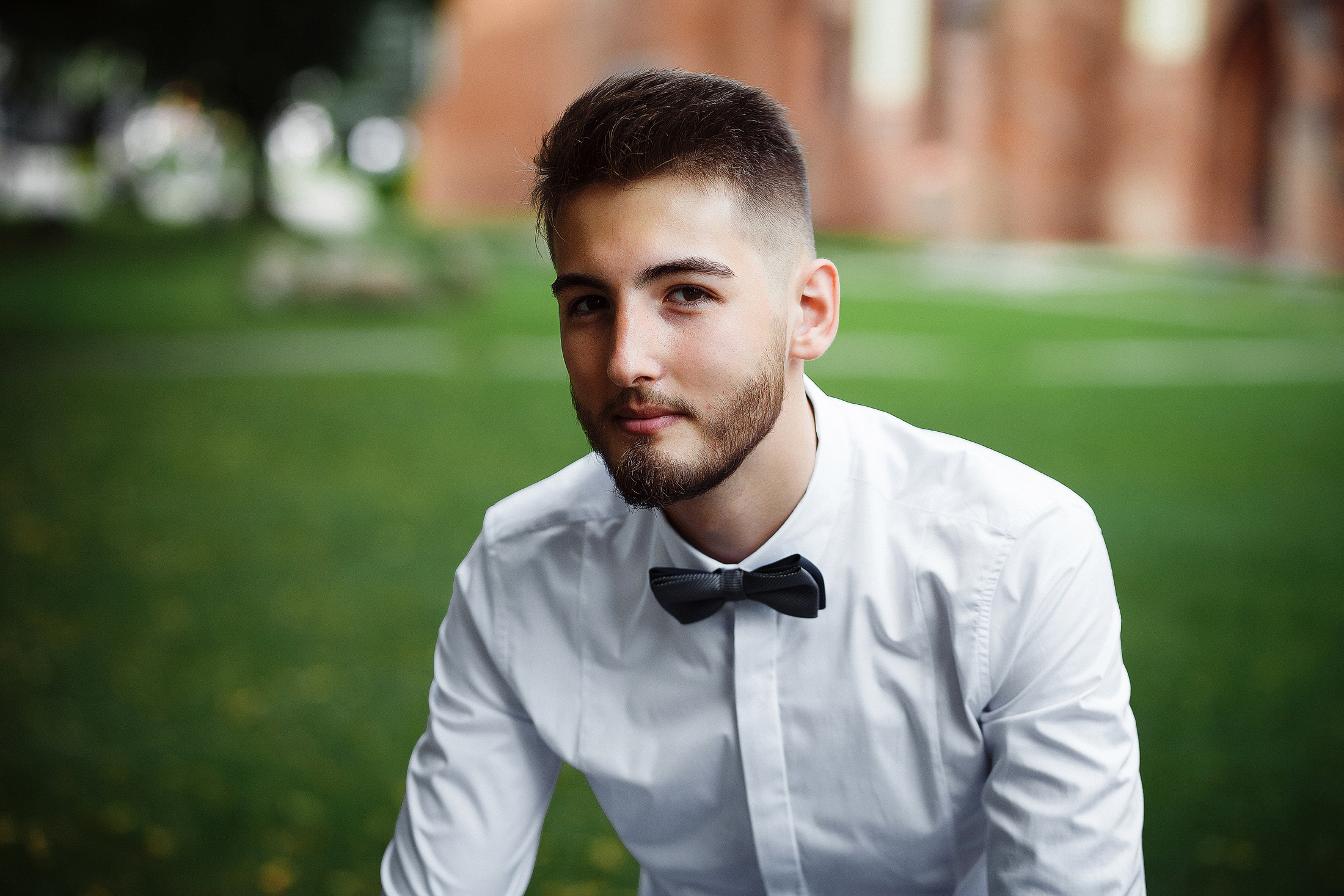 Интересный портрет жениха летом в полутьме 