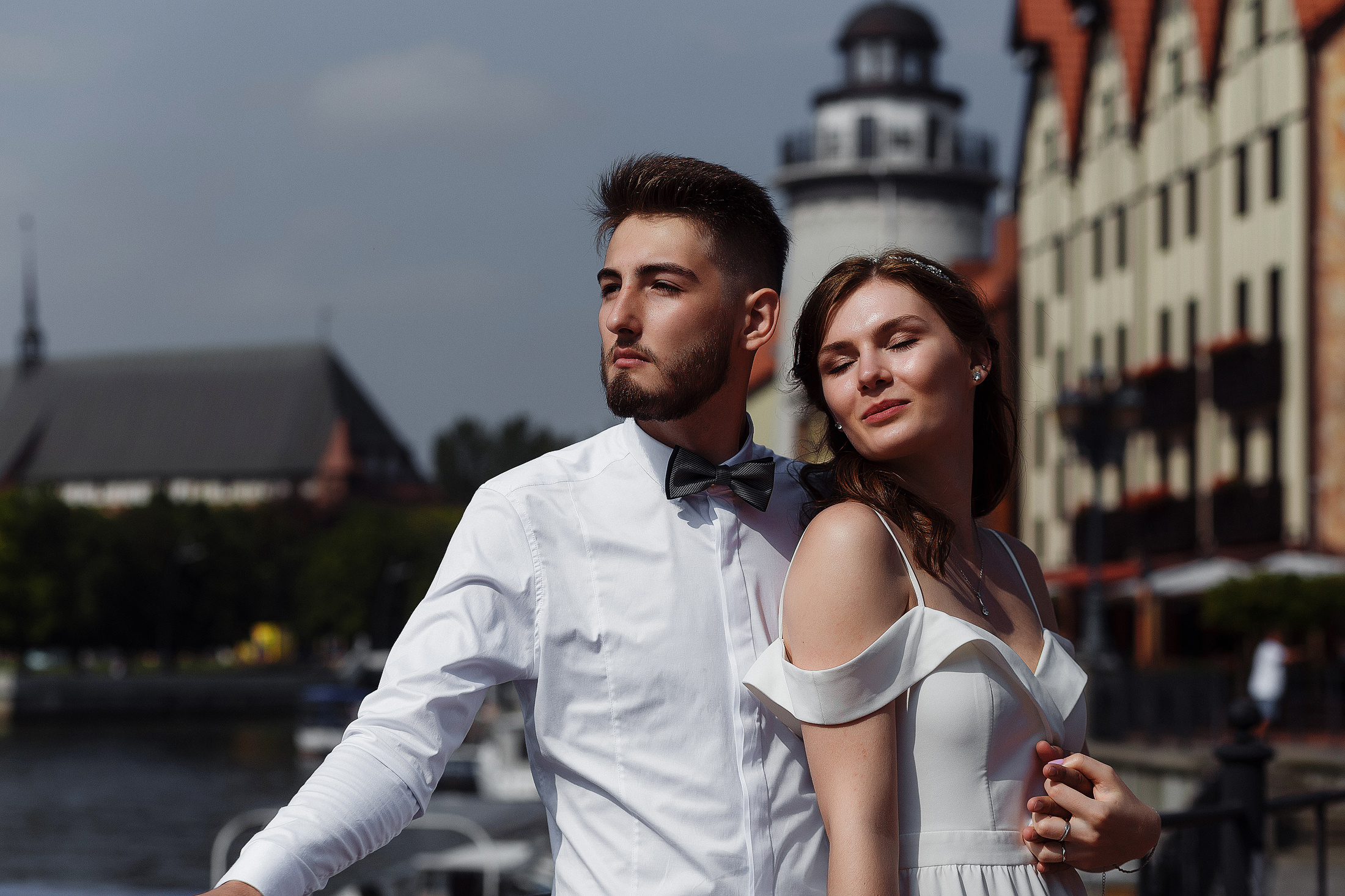 Жених и невеста закрыли глаза в летний солнечный день