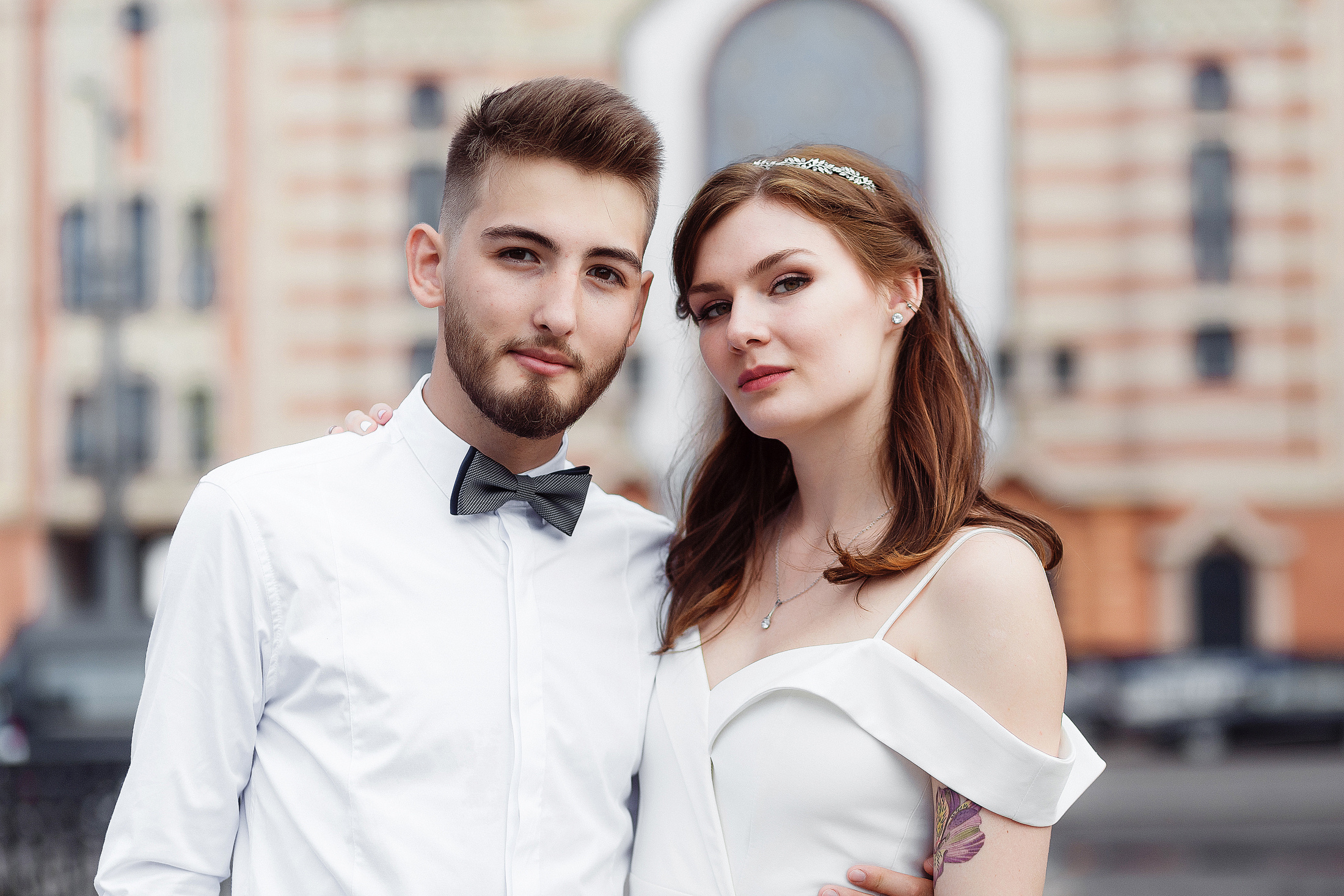 Портрет жениха и невесты в день свадьбы в городе 