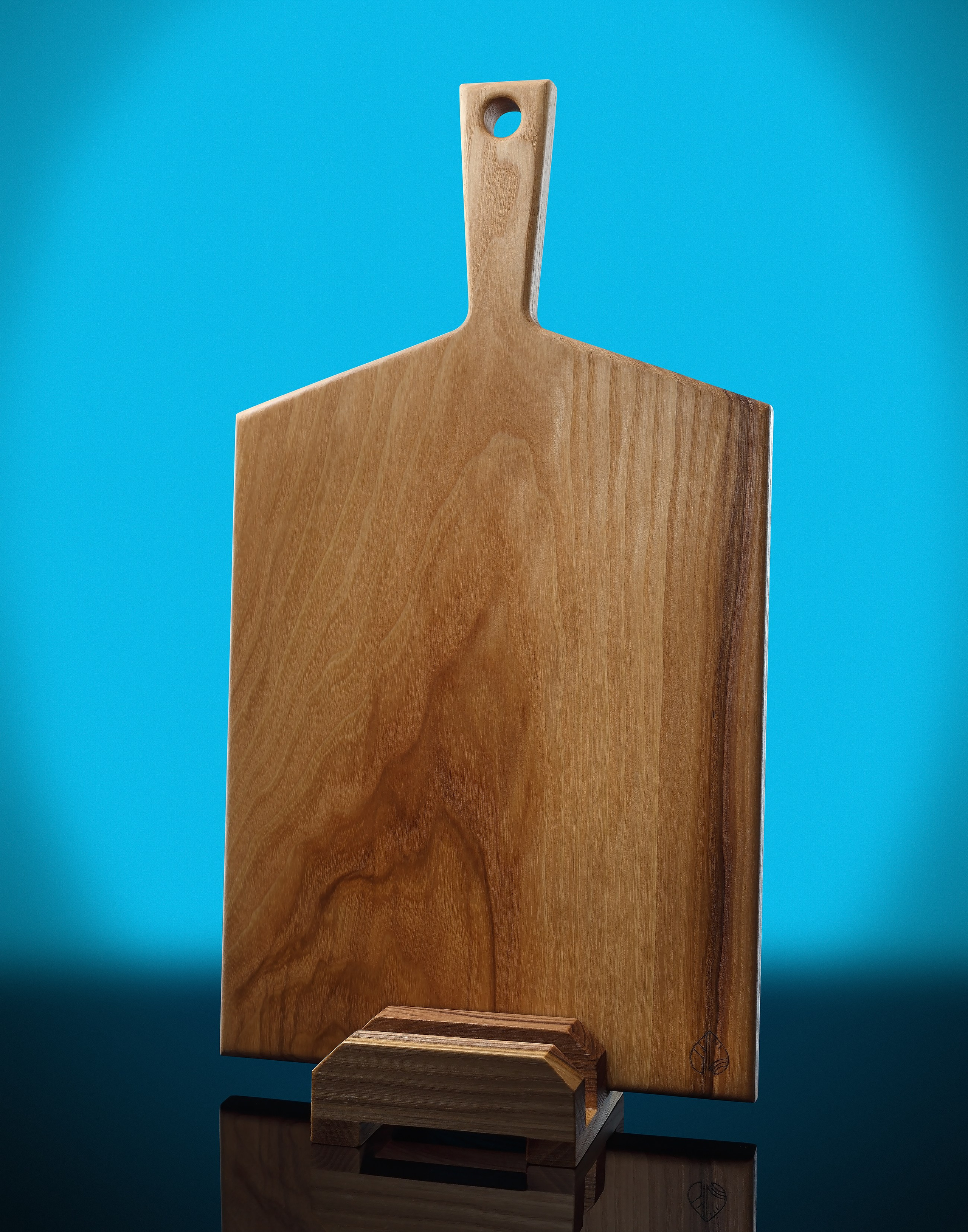 Деревянная доска разделочная цветной фон профессиональное предметное фото