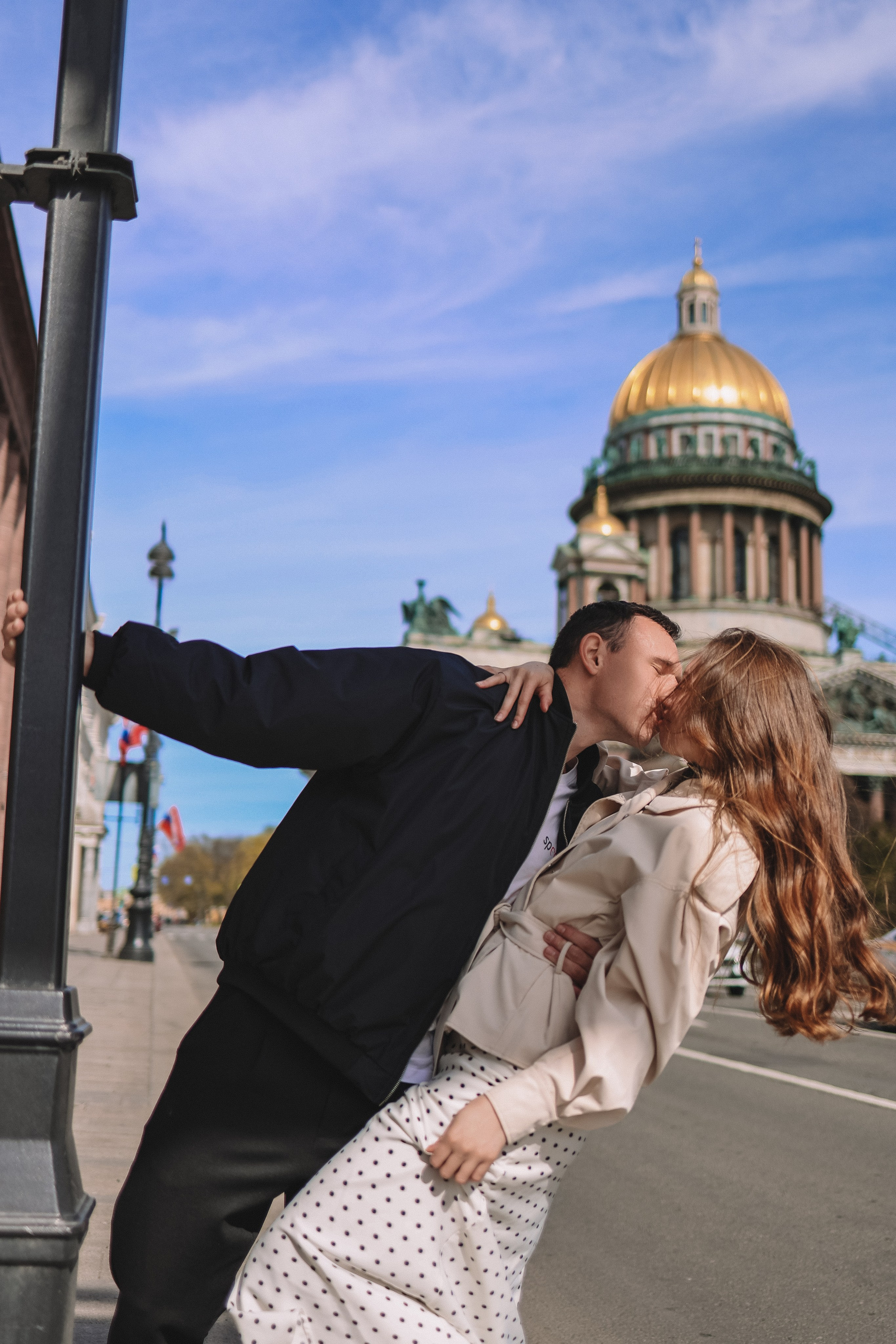 Идея для фотосессии лавстори у Исаакиевского собора в СПб
