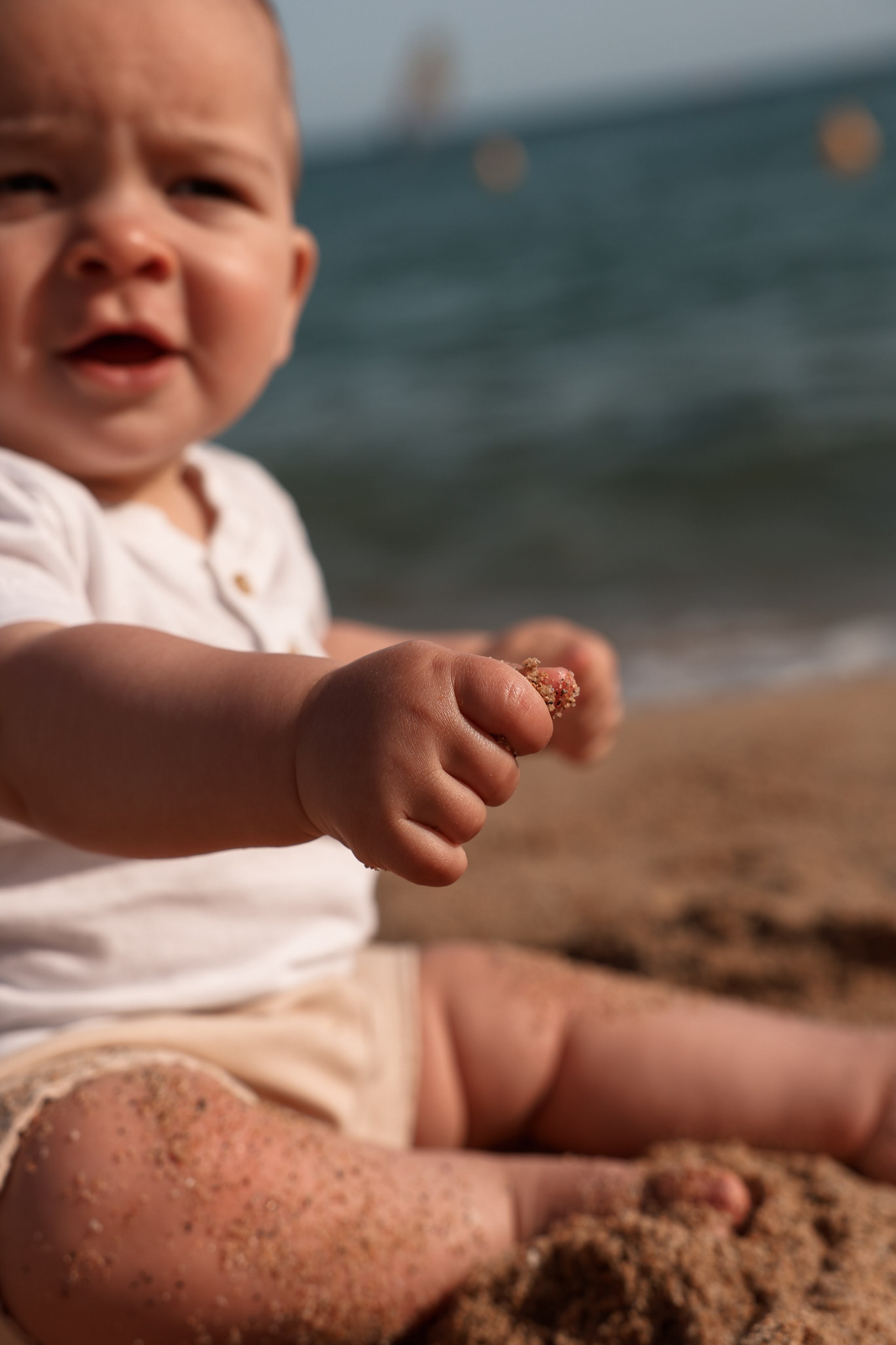 Family pizza at the sea. Natalia Zhuravleva|family, newborn, maternity photographer in Barcelona