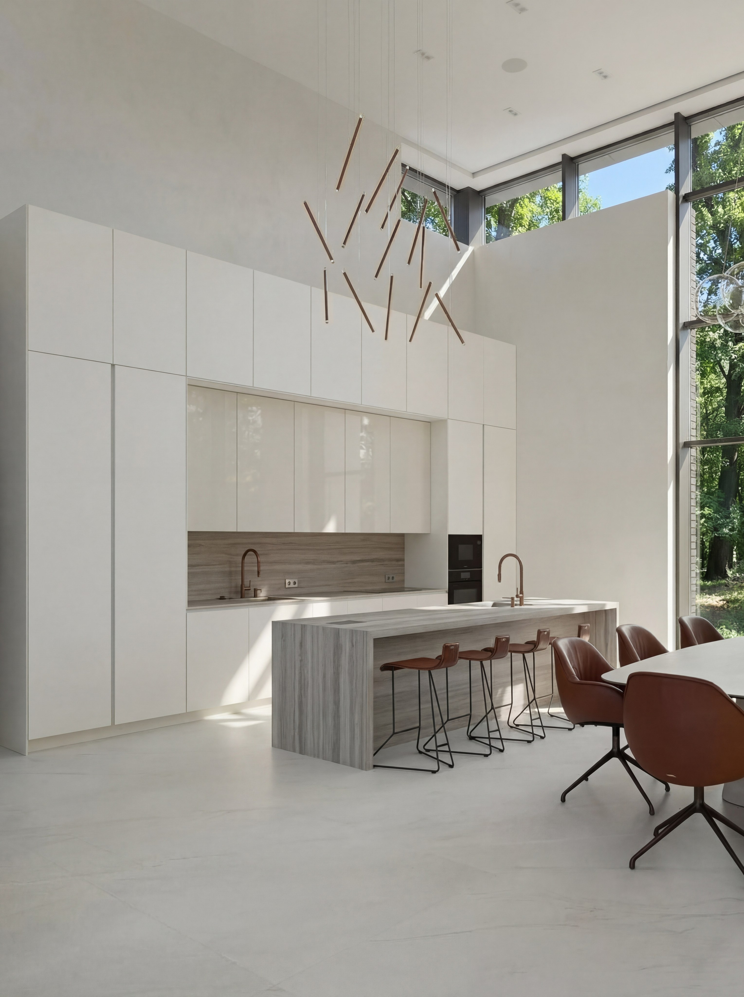 Интерьер кухни-столовой от Валерии Котович: минималистичные белые фасады до потолка, массивный каменный остров с барными стульями и дизайнерский светильник в медном цвете в двухсветном пространстве дома у воды.