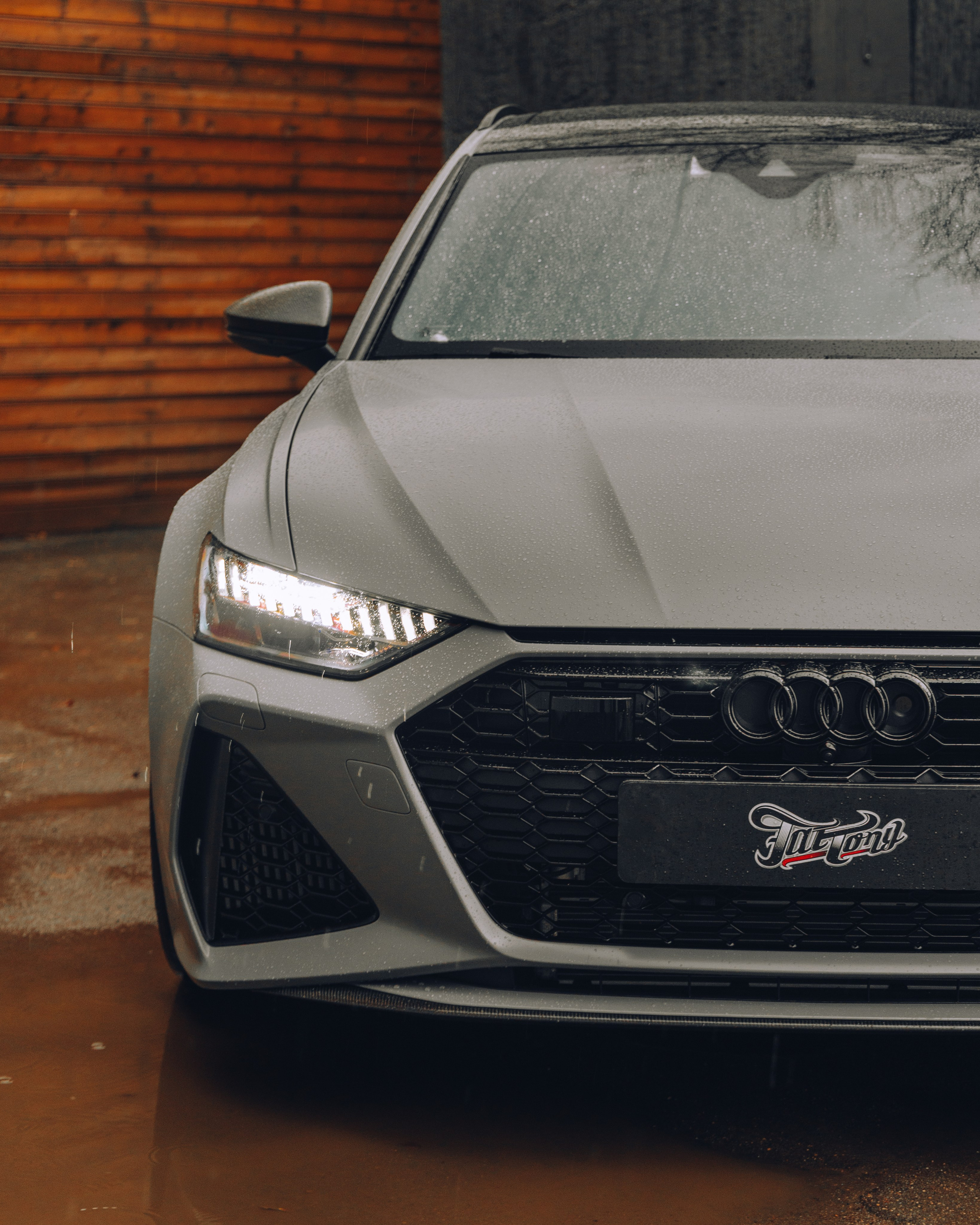 Audi RS6 снятие старой шумоизоляции и нанесение новой. DeLorein