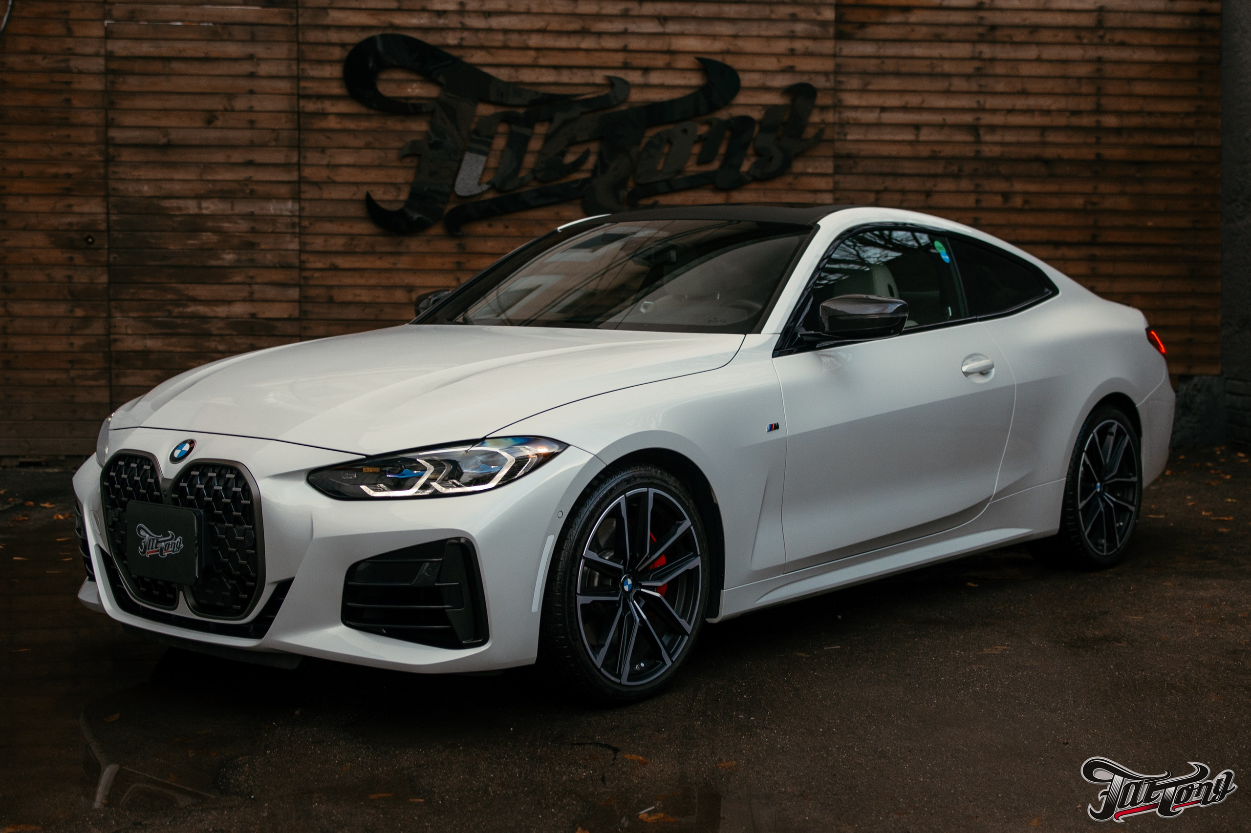 BMW 440i оклейка в цветной полиуретан Wematec matt green chrome с проемами. DeLorein