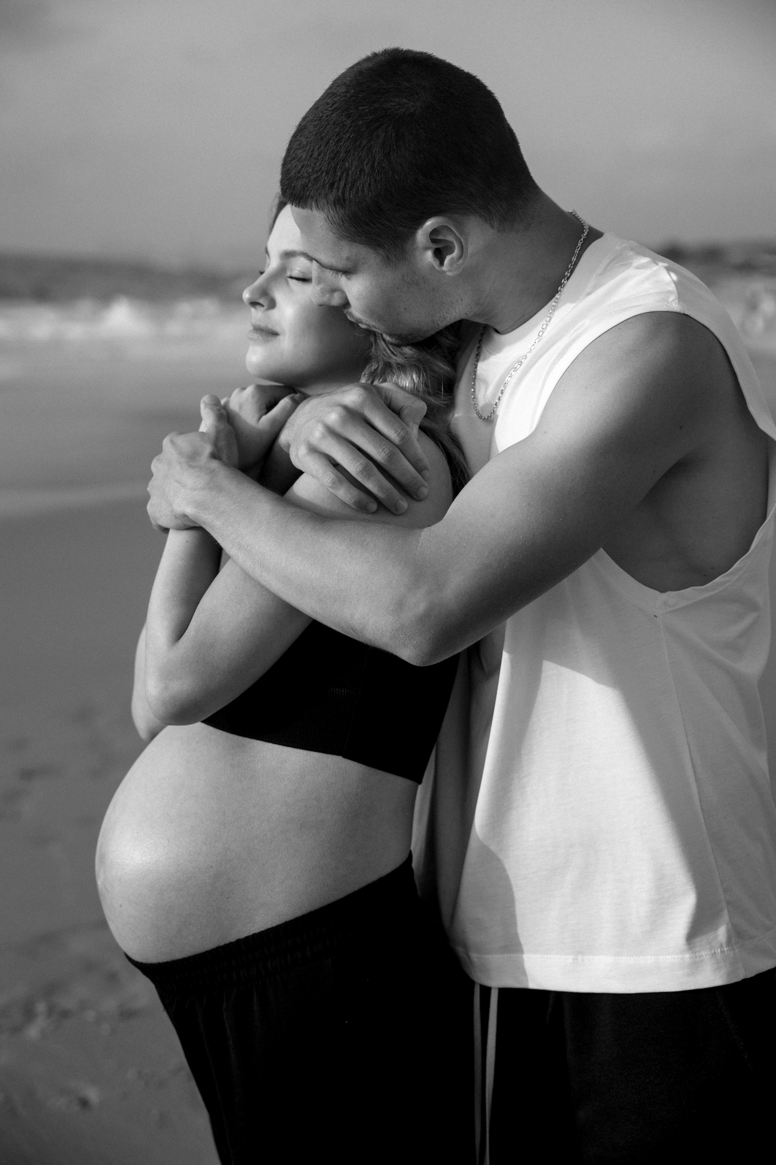 Pregnancy photoshoot near the sea (cloudy weather). Главная