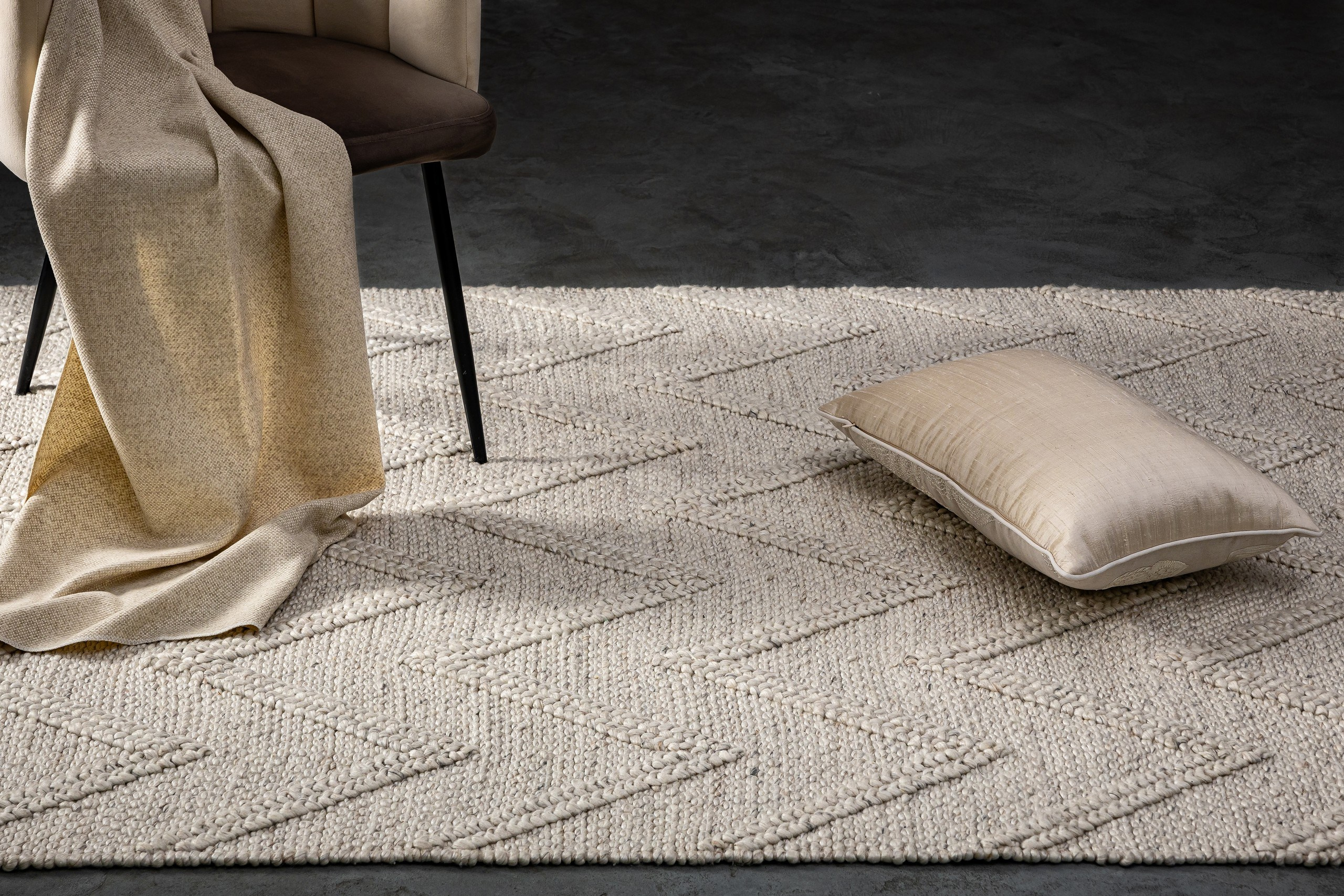 Ковры Decaro Rugs Savage. L. Deco интерьерный салон. Краски/обои/лепной декор