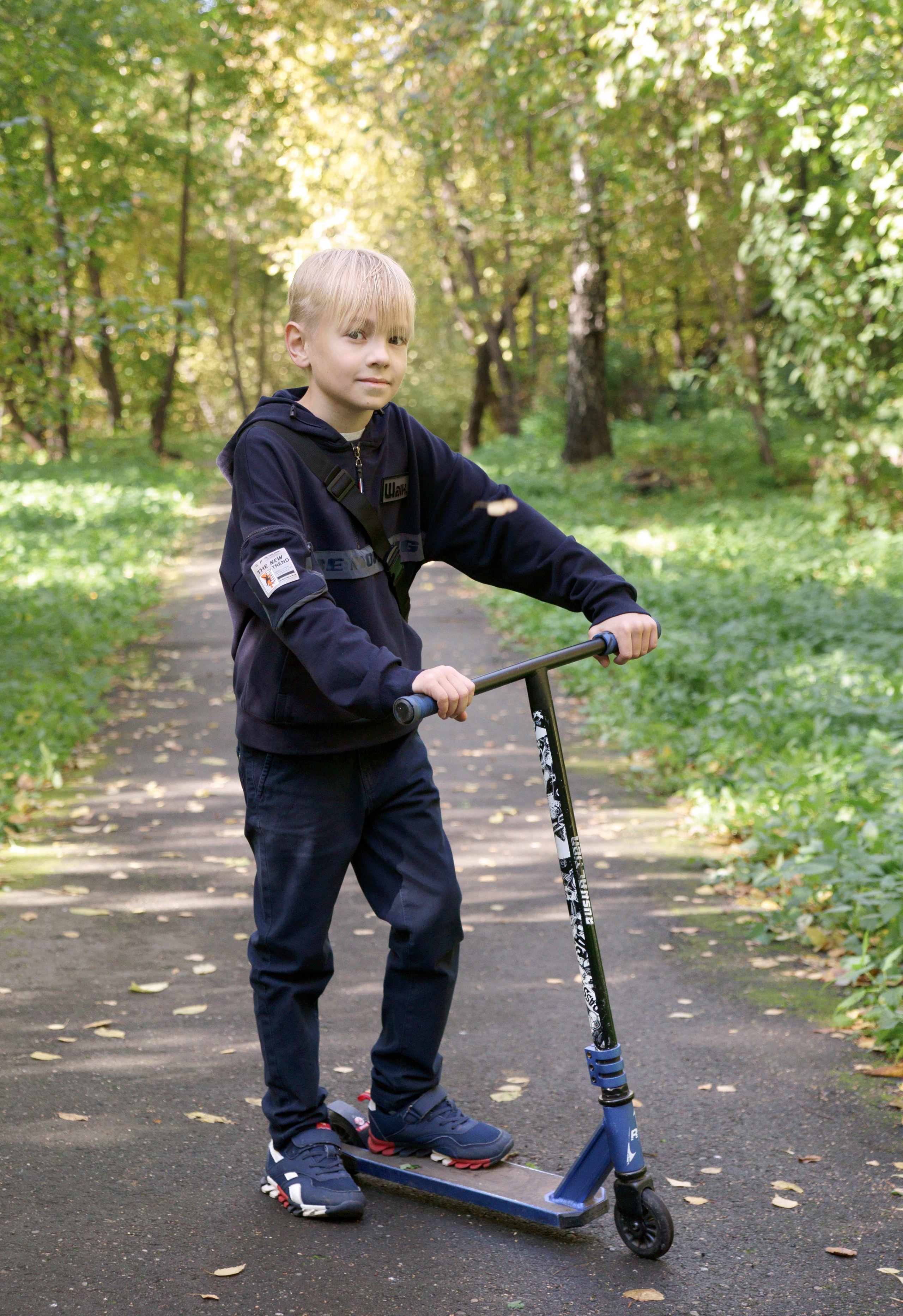 Выпускник начальной школы - осенняя сьемка - портрет с самокатом