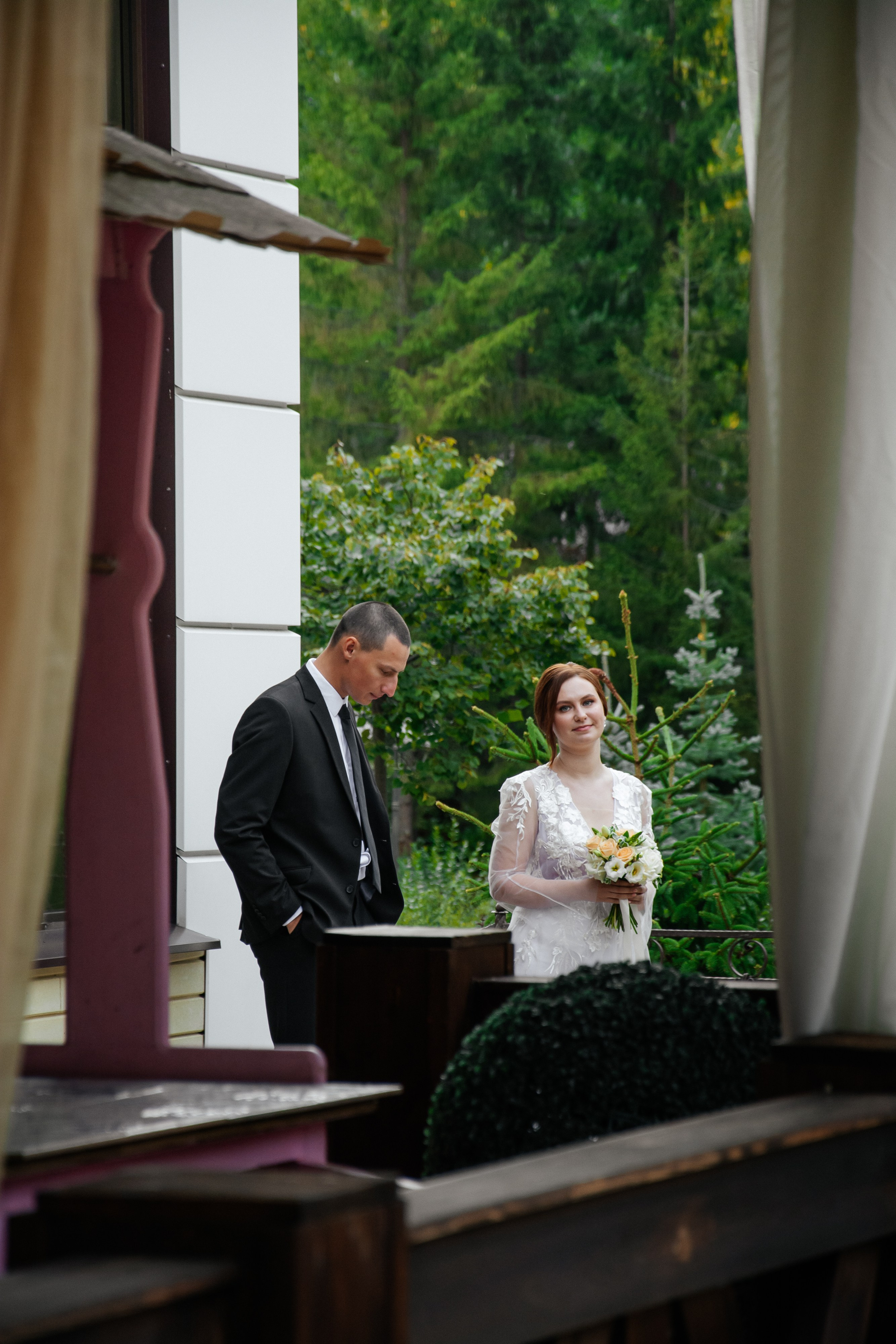 Жених и невеста ждут выхода к свадебной церемонии