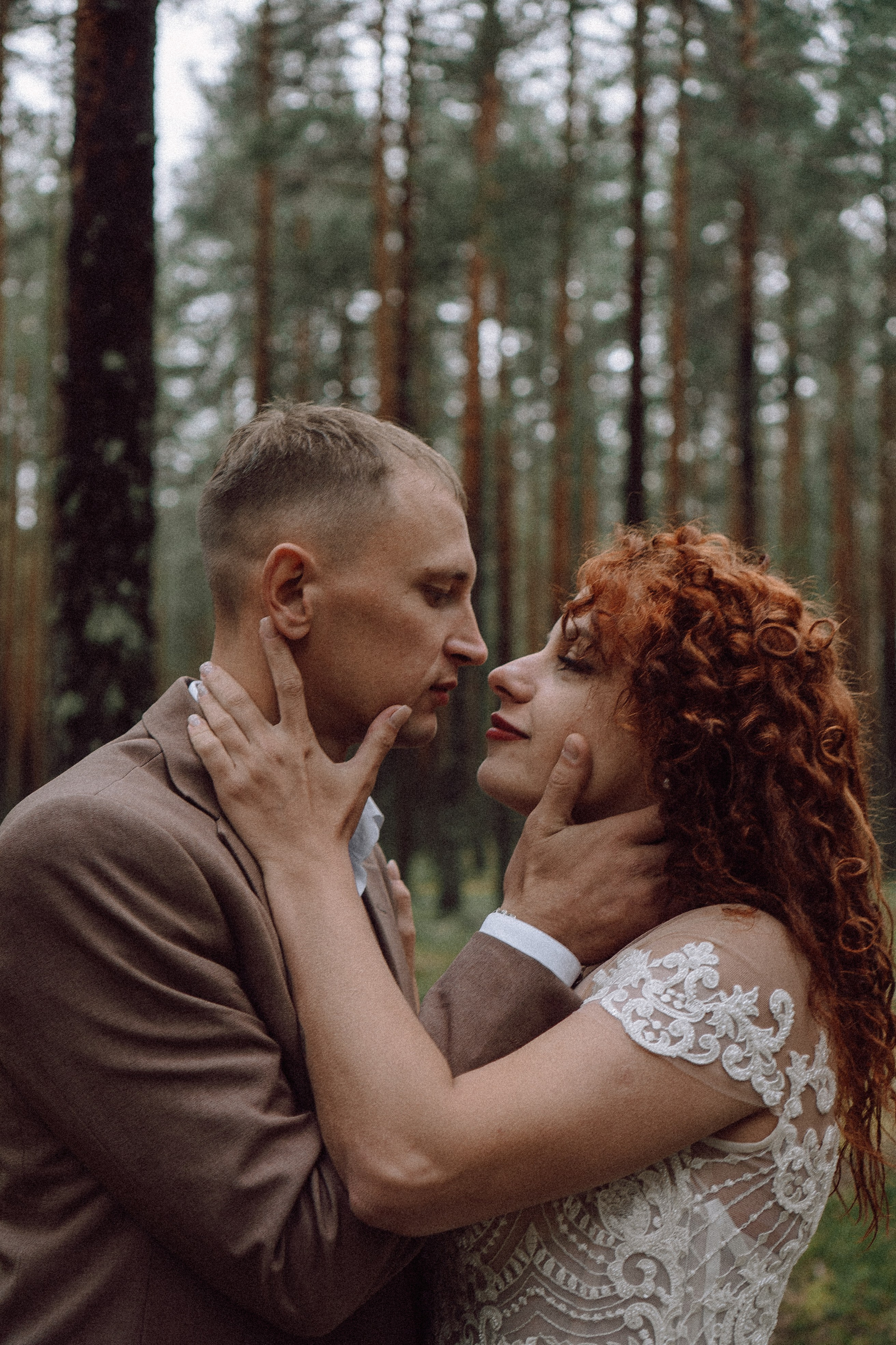 СВАДЕБНАЯ ФОТОСЕССИИЯ ПАРЫ В ГОРОДЕ ПРИОЗЕРСК В СОСНОВОМ ЛЕСУ И С ПИКАПОМ. Профессиональный фотограф, Санкт-Петербург — Виктория Богомолова