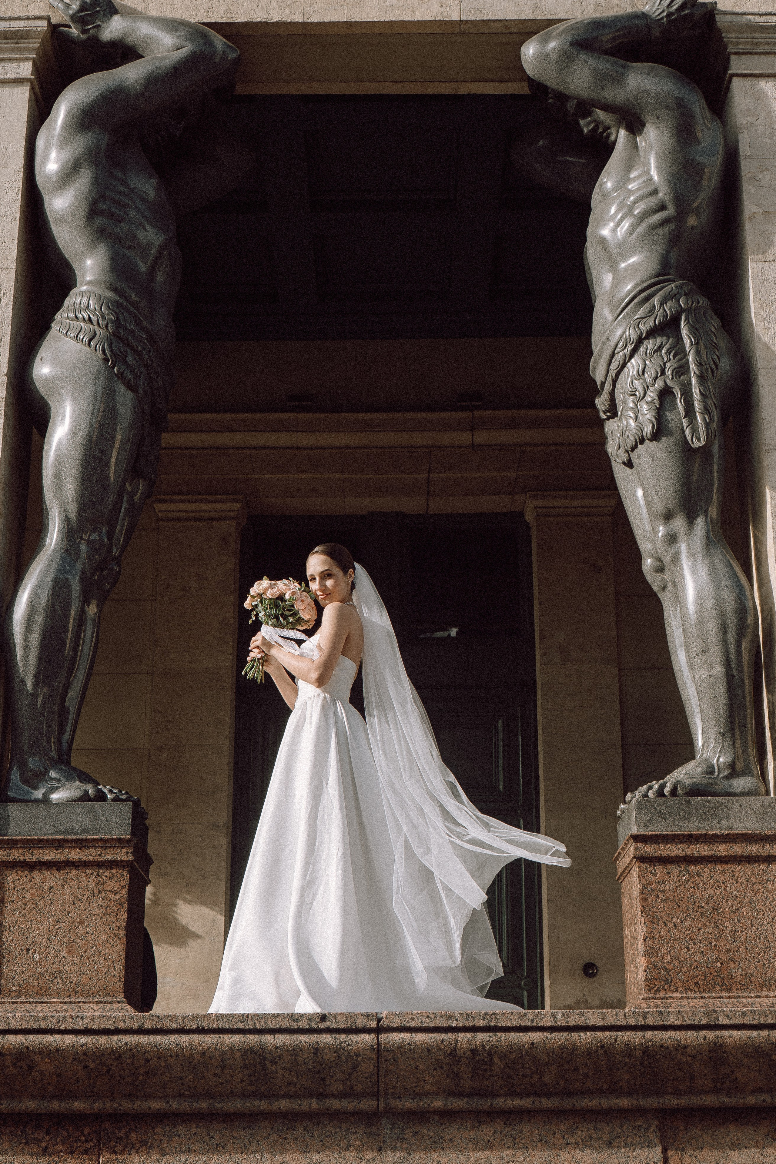 СВАДЕБНАЯ ПРОГУЛКА В САНТК-ПЕТЕРБУРГЕ (ИСАКИЕВСКИЙ СОБОР, ЗИМНЯЯ КАНАВКА, ЭРМИТАЖ И БОЛЬШАЯ МОРСКАЯ УЛИЦА). Профессиональный фотограф, Санкт-Петербург — Виктория Богомолова