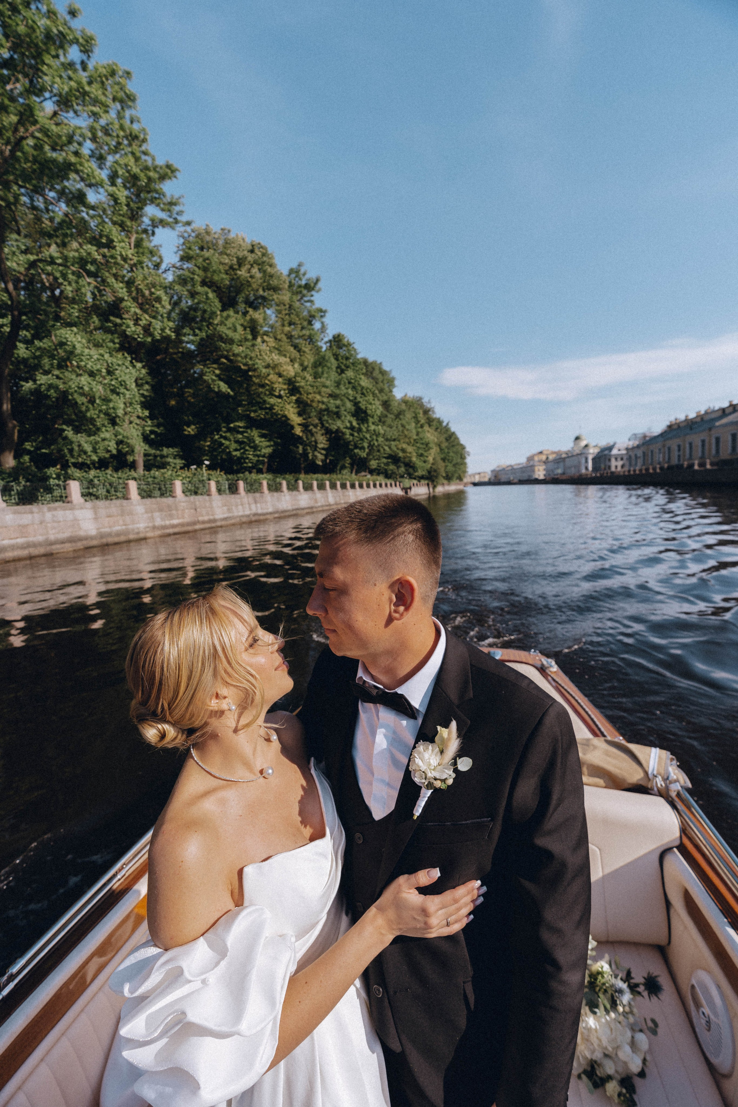 СВАДЕНБНАЯ СЬЕМКА НА КАТЕРЕ ПО КАНАЛАМ САНКТ-ПЕТЕРБУРГА И В АКВАТОРИИ НЕВЫ. Профессиональный фотограф, Санкт-Петербург — Виктория Богомолова