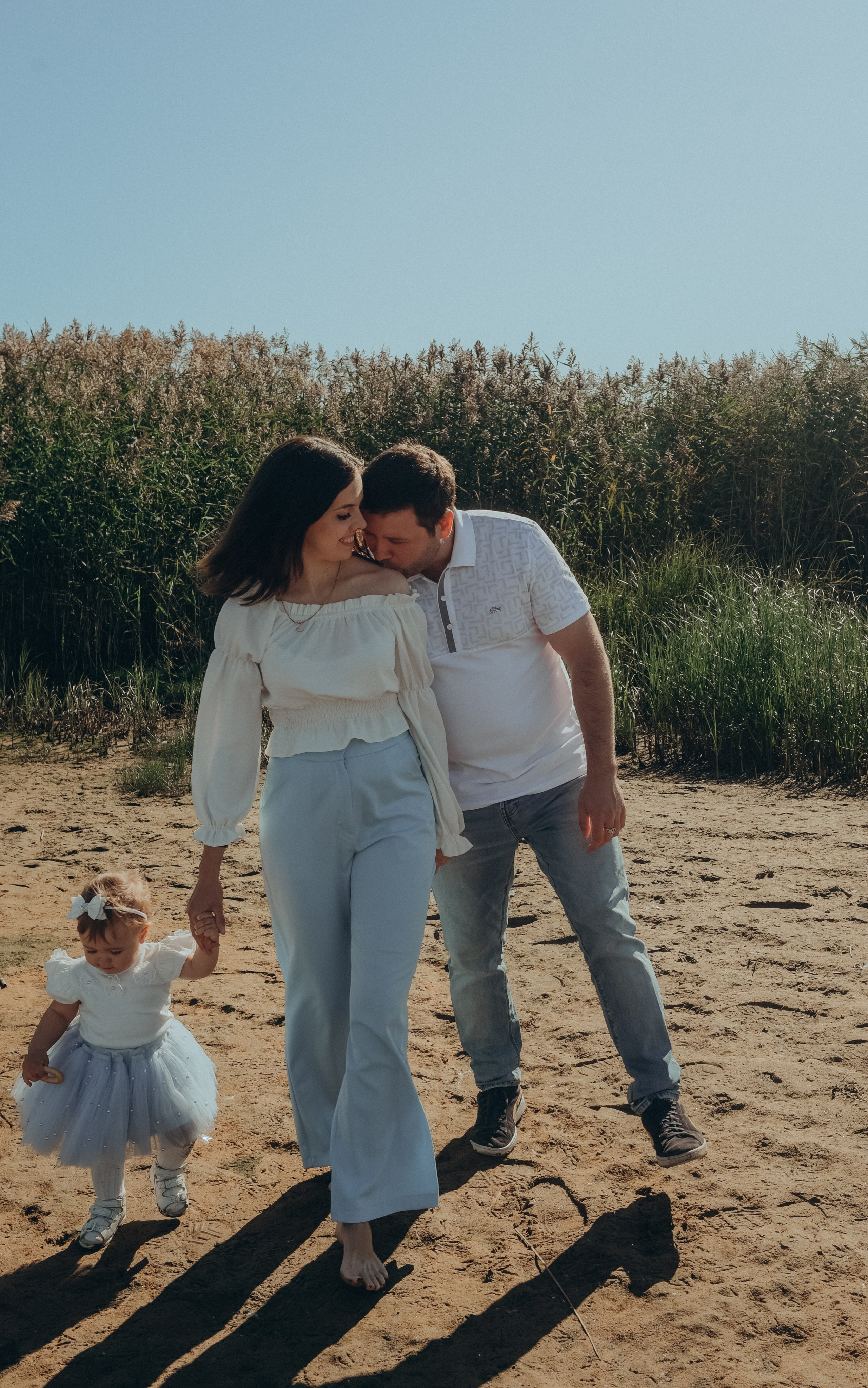 Семейная фотопрогулка на заливе. Алена Виталий Илона Ника. Семейный и свадебный фотограф в Санкт-Петербурге Яна