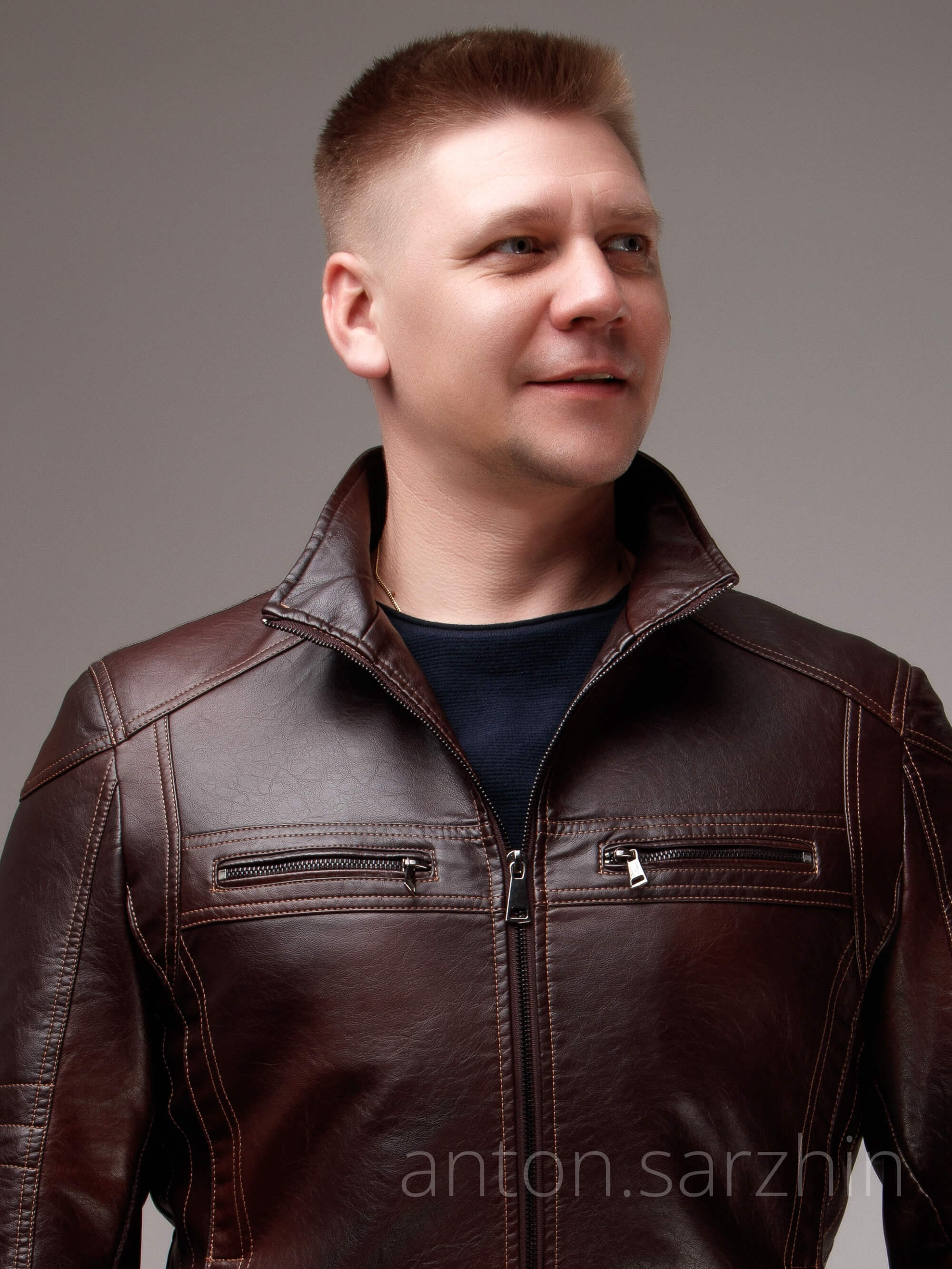 Поясной портрет в студии мужчины