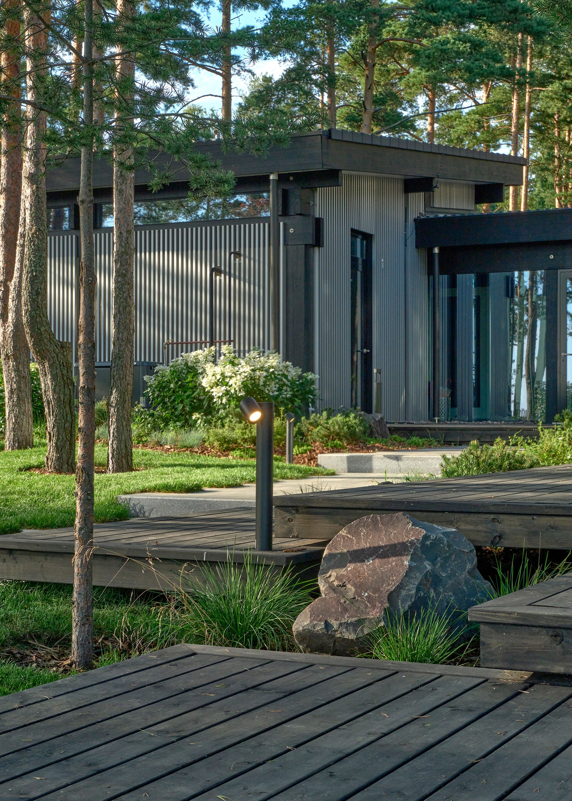 Ландшафтный и интерьерный фотограф Наталья Соловьева. Фотосъемка сада в КП Золотые пески для ландшафтной компании Хвоя | interioto