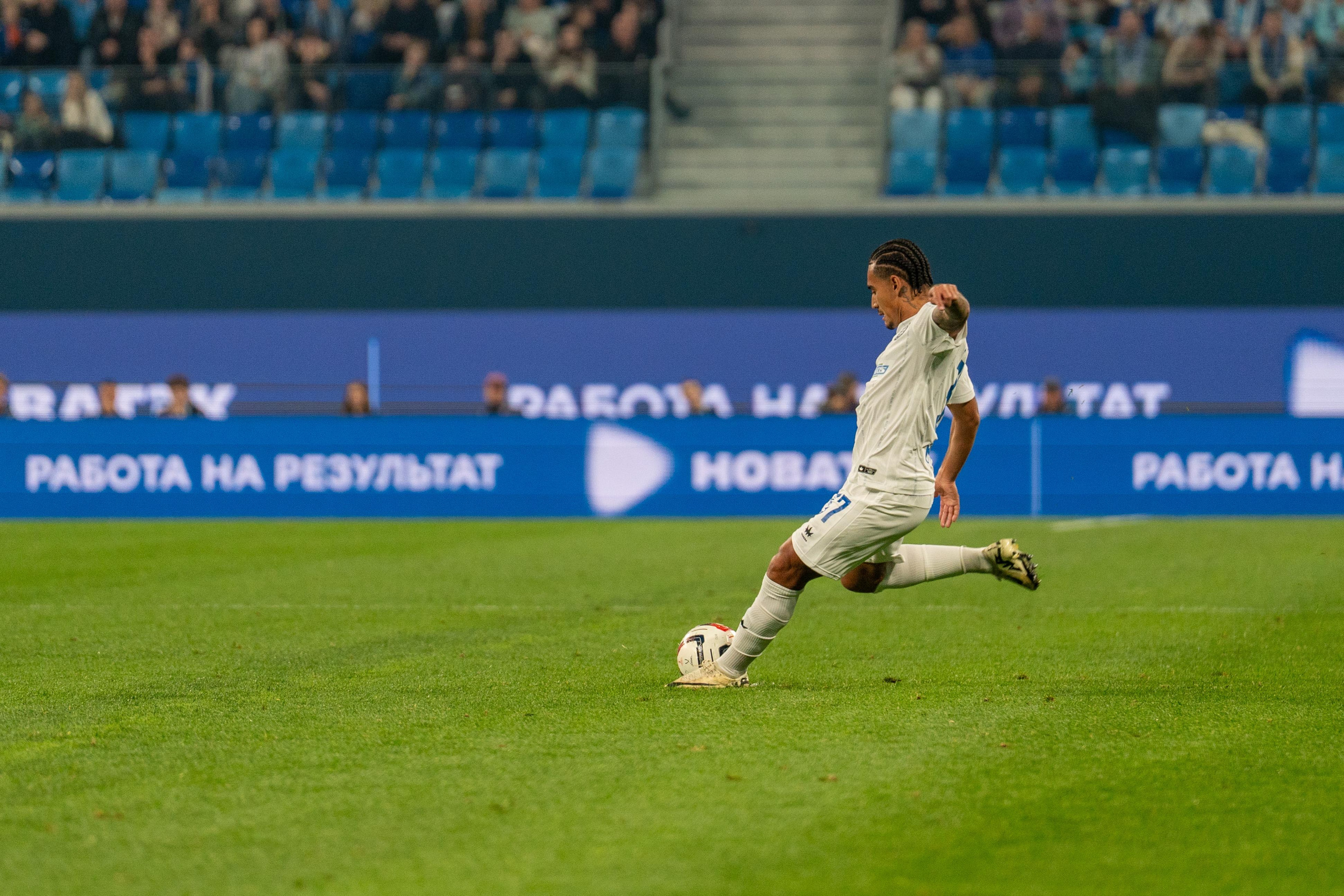 Спортивный фотограф Санкт-Петербург запечатлел игрока Оренбурга бьющего по мячу