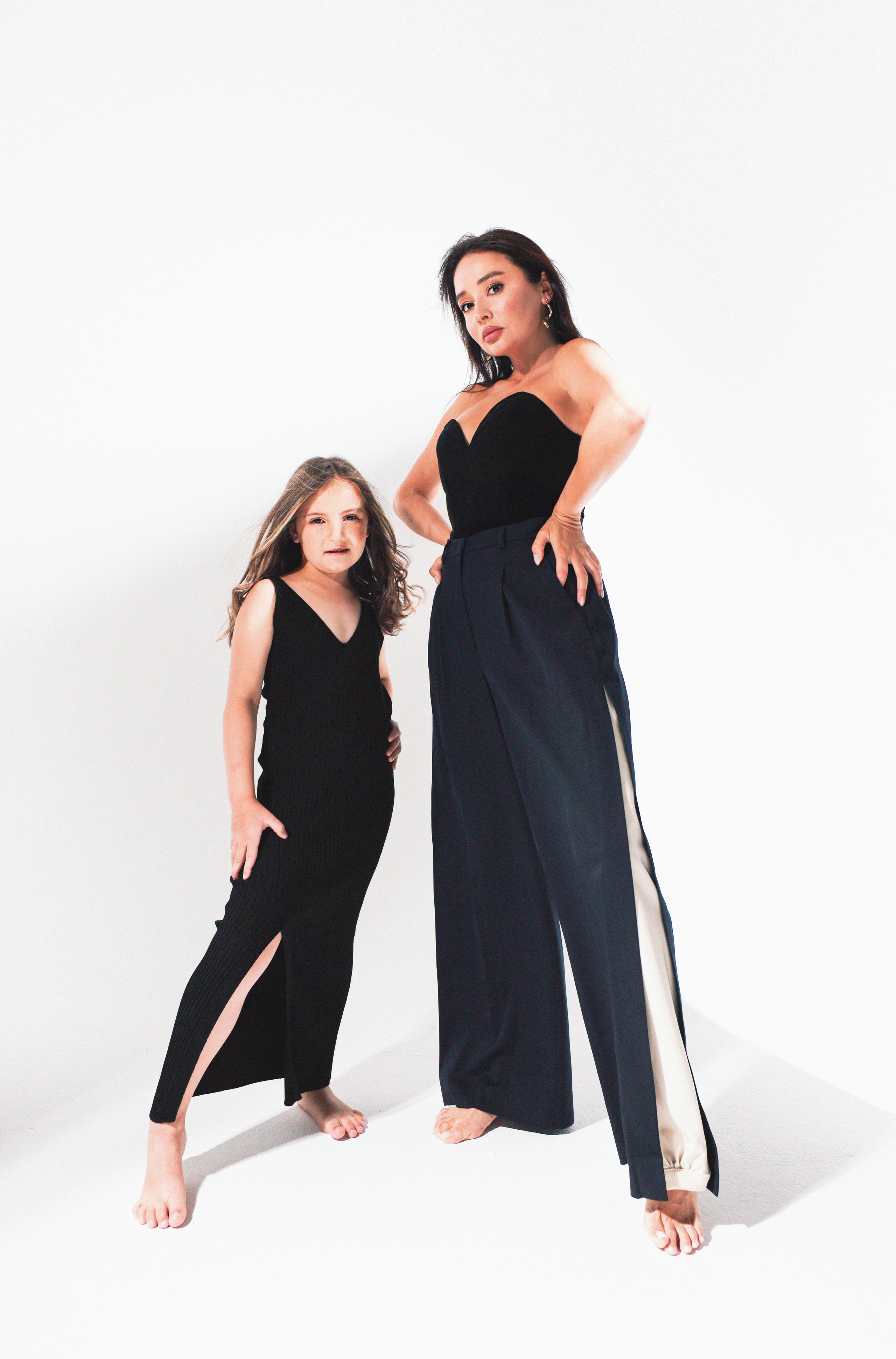 Olya and Masha -minimalism in studio. Family, portrait, content photo in Costa Rica Evgeniya Besprozvannykh