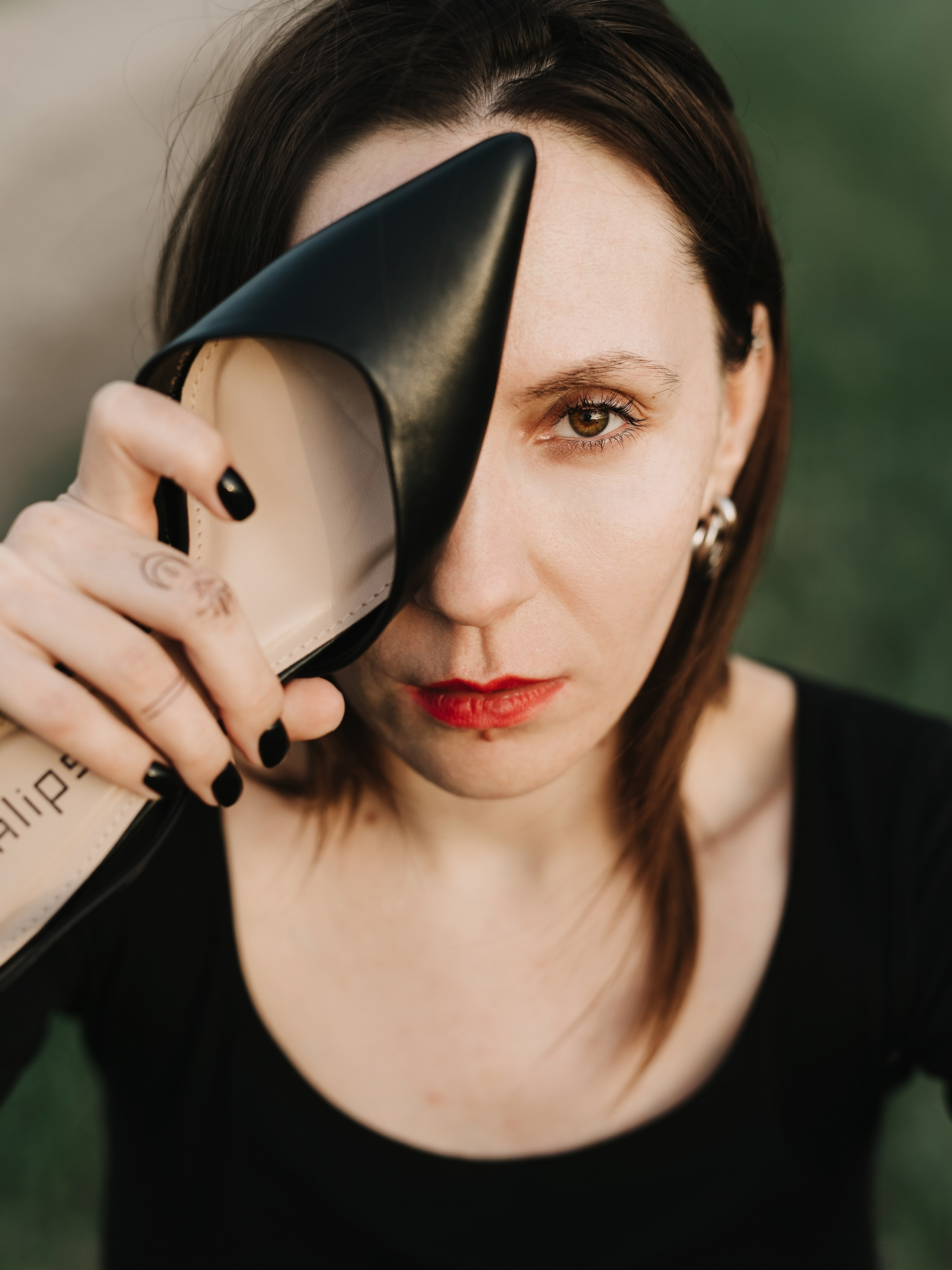 красное, фотосессия, портрет женский, портретная фотосессия, фотосессия на природе, идея для фотосессии, красные колготки 