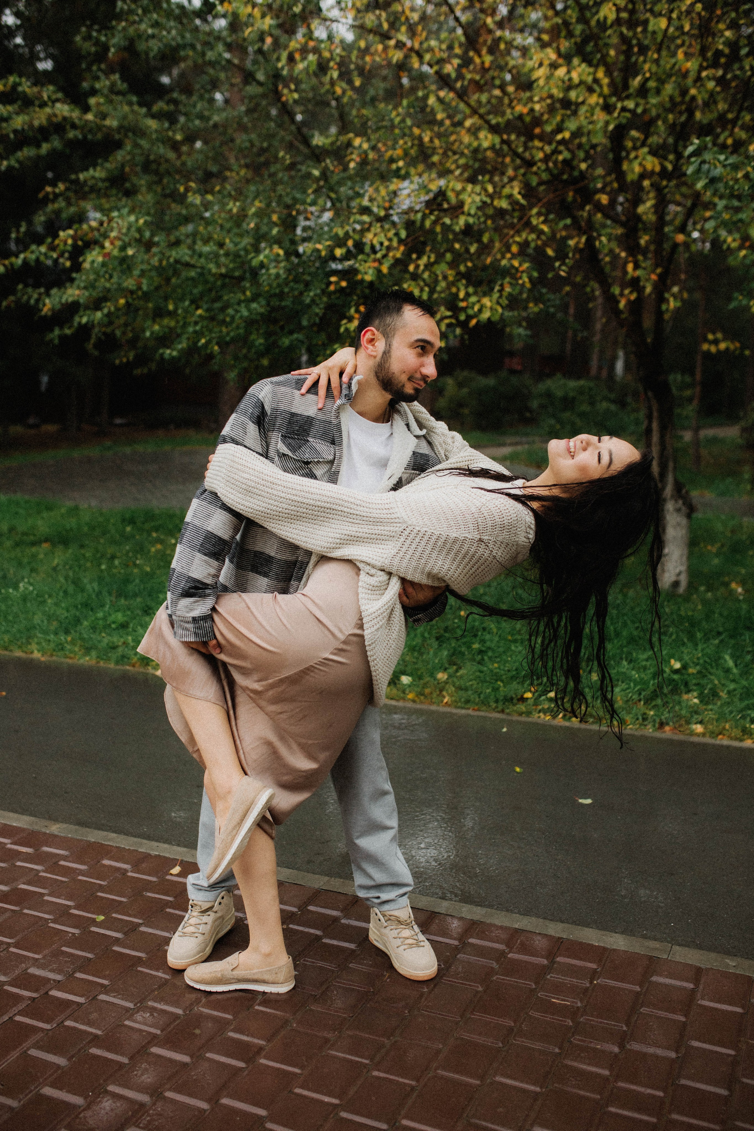 Бегать по сентябрьским лужам вдвоём. Свадебный фотограф Новосибирск