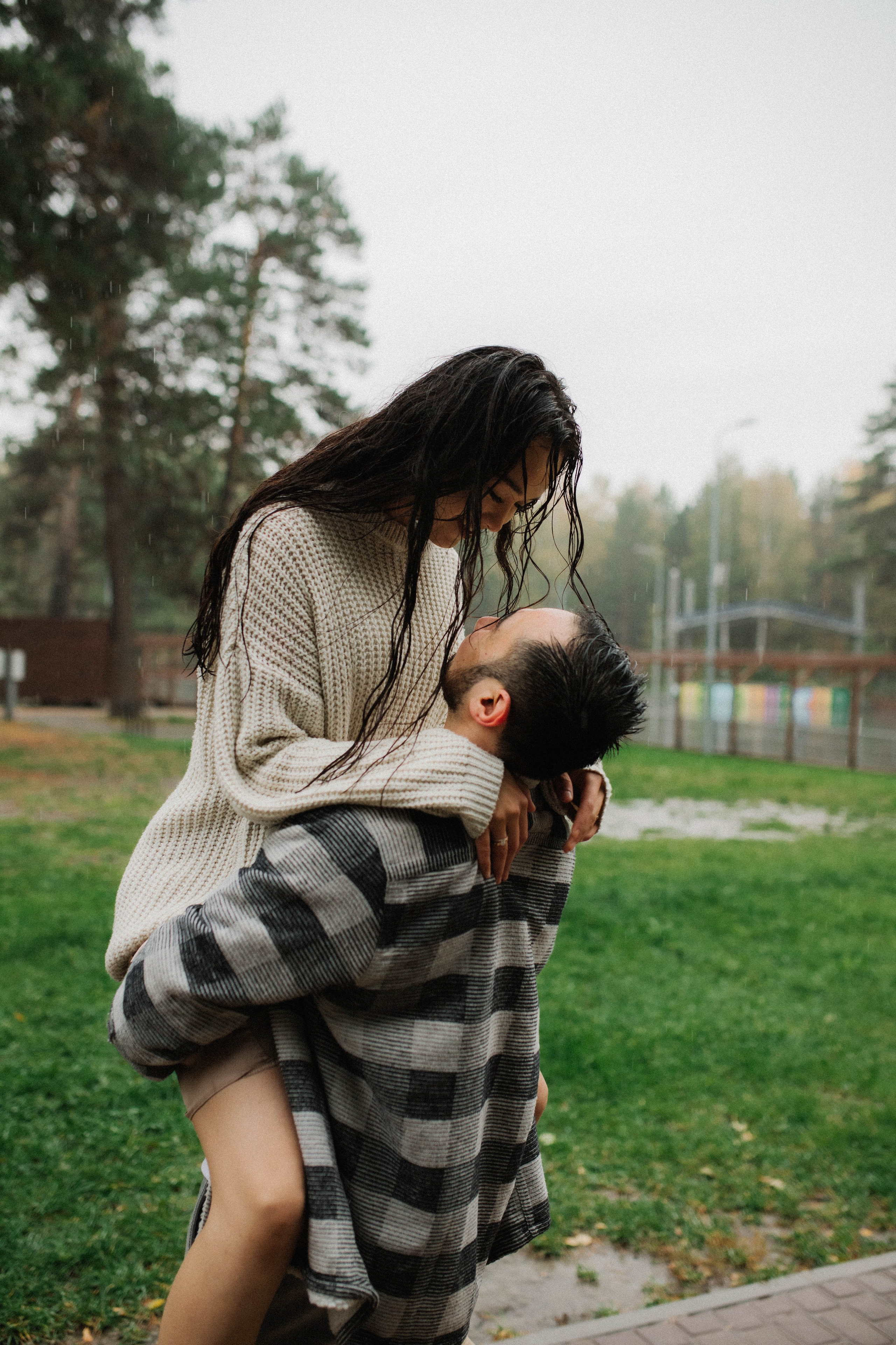 Бегать по сентябрьским лужам вдвоём. Свадебный фотограф Новосибирск