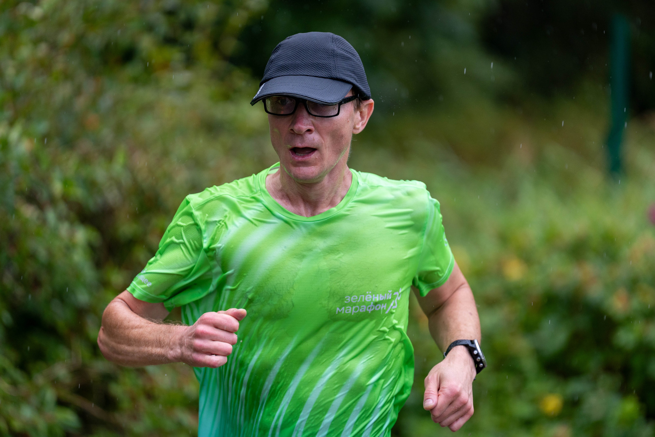 Бегун в зеленой майке на пробежке «5 вёрст» на Елагином острове
