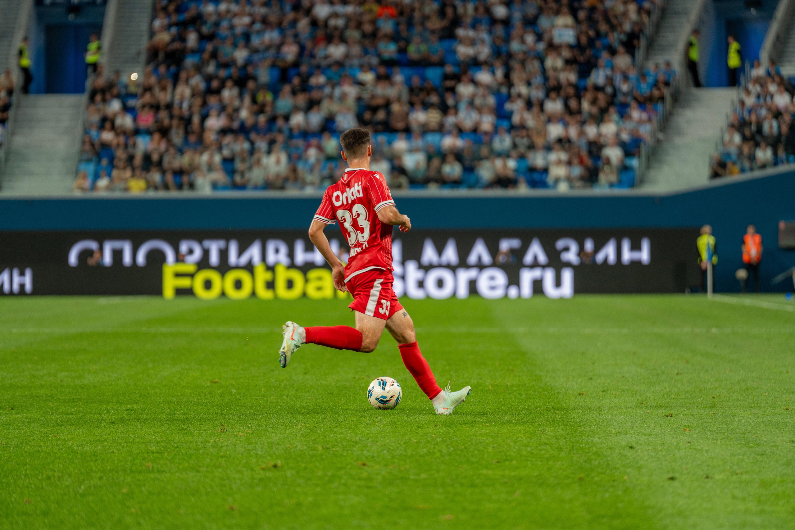 Игрок «Зенит» ведёт мяч на Газпром Арене, фотограф матч Санкт-Петербург