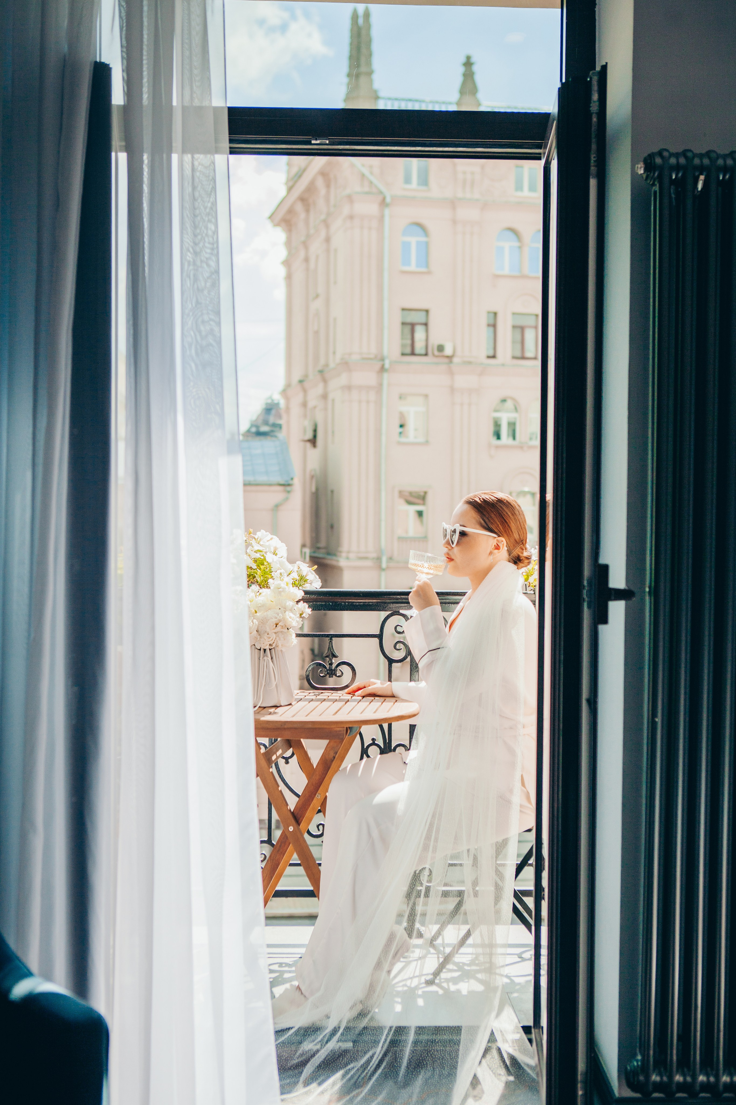 Свадебная фотосессия в отеле hartwell hotel и на патриарших прудах. Фотограф Ольга Ефремова