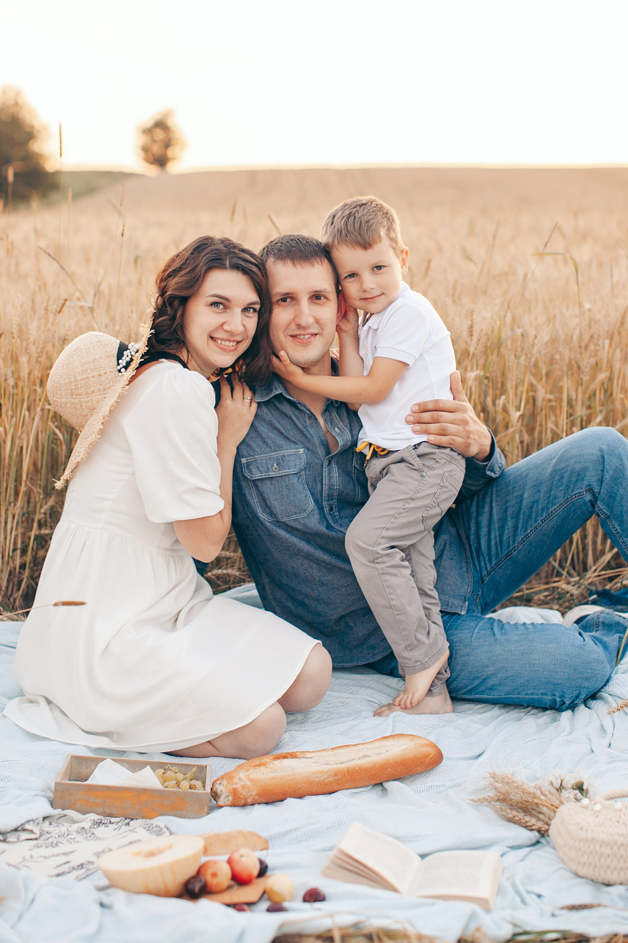 Семейная фотосессия в поле на закате. Фотограф Ольга Ефремова