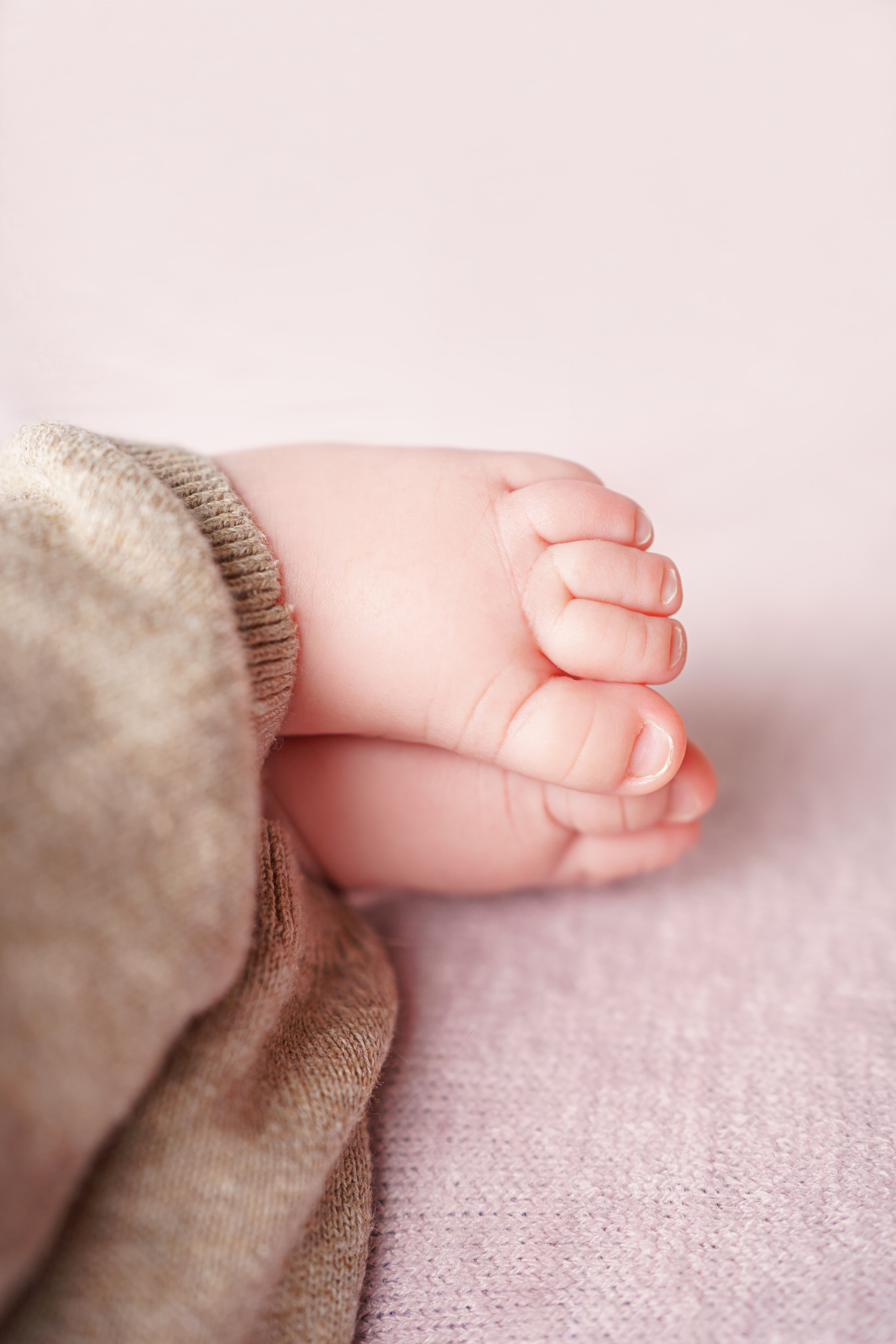 На каждой съёмки делаю кадры ручек/ножек, чтобы разнообразить съёмку и чтобы была возможность поделиться своим счастьем в соц. сетях для тех, что скрывает личико)