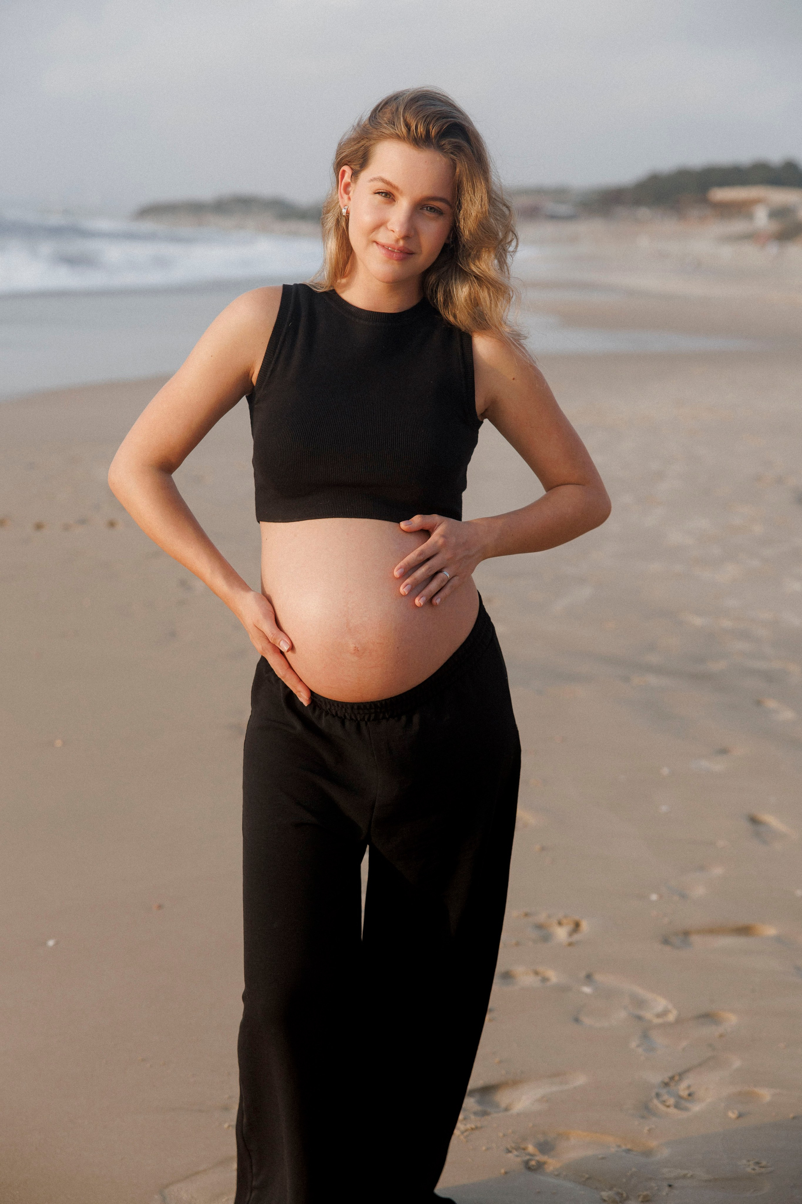 Pregnancy photoshoot near the sea (cloudy weather). Главная