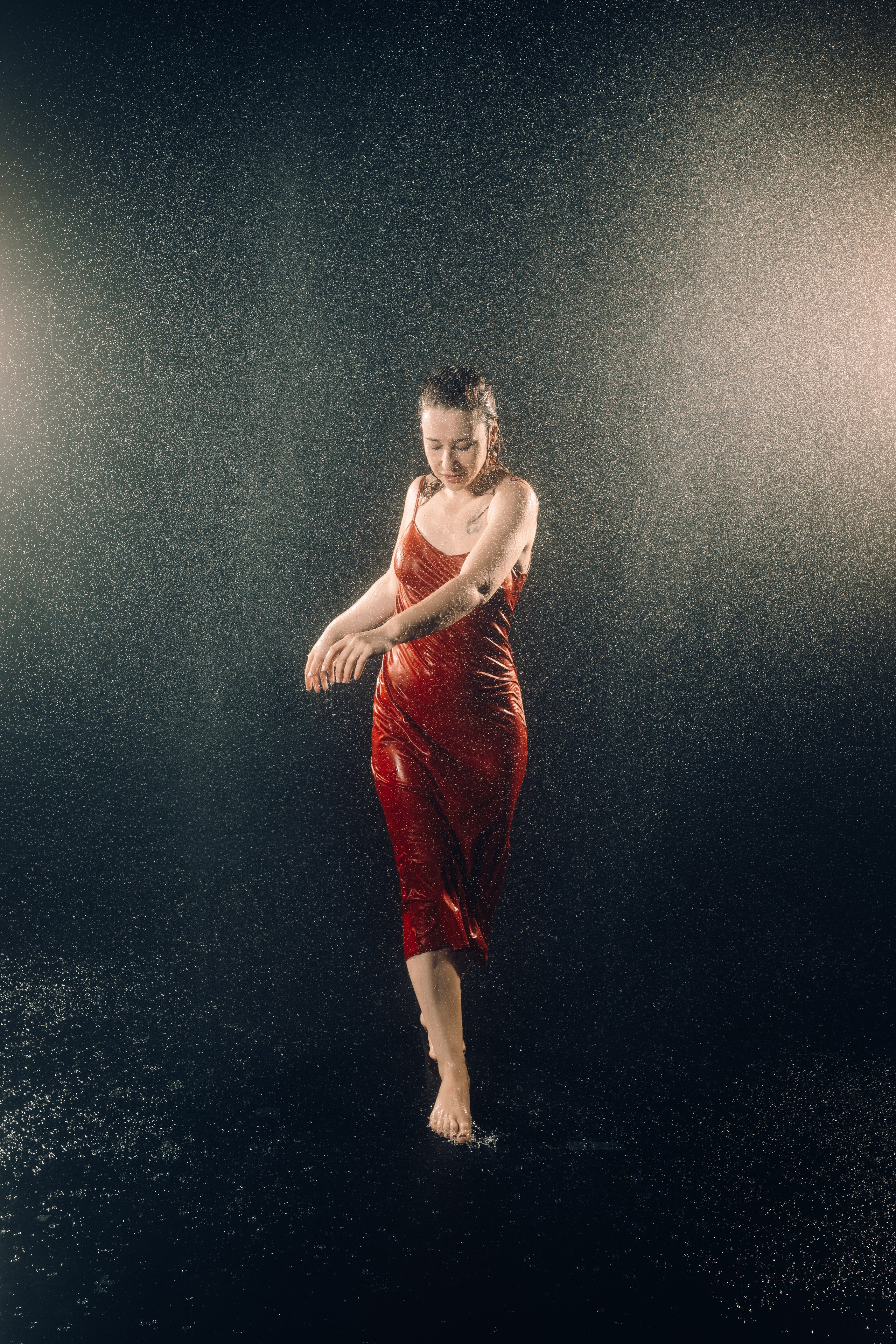 Съёмка в фотостудии с дождём. Фотоведьма Дарья Нечинская