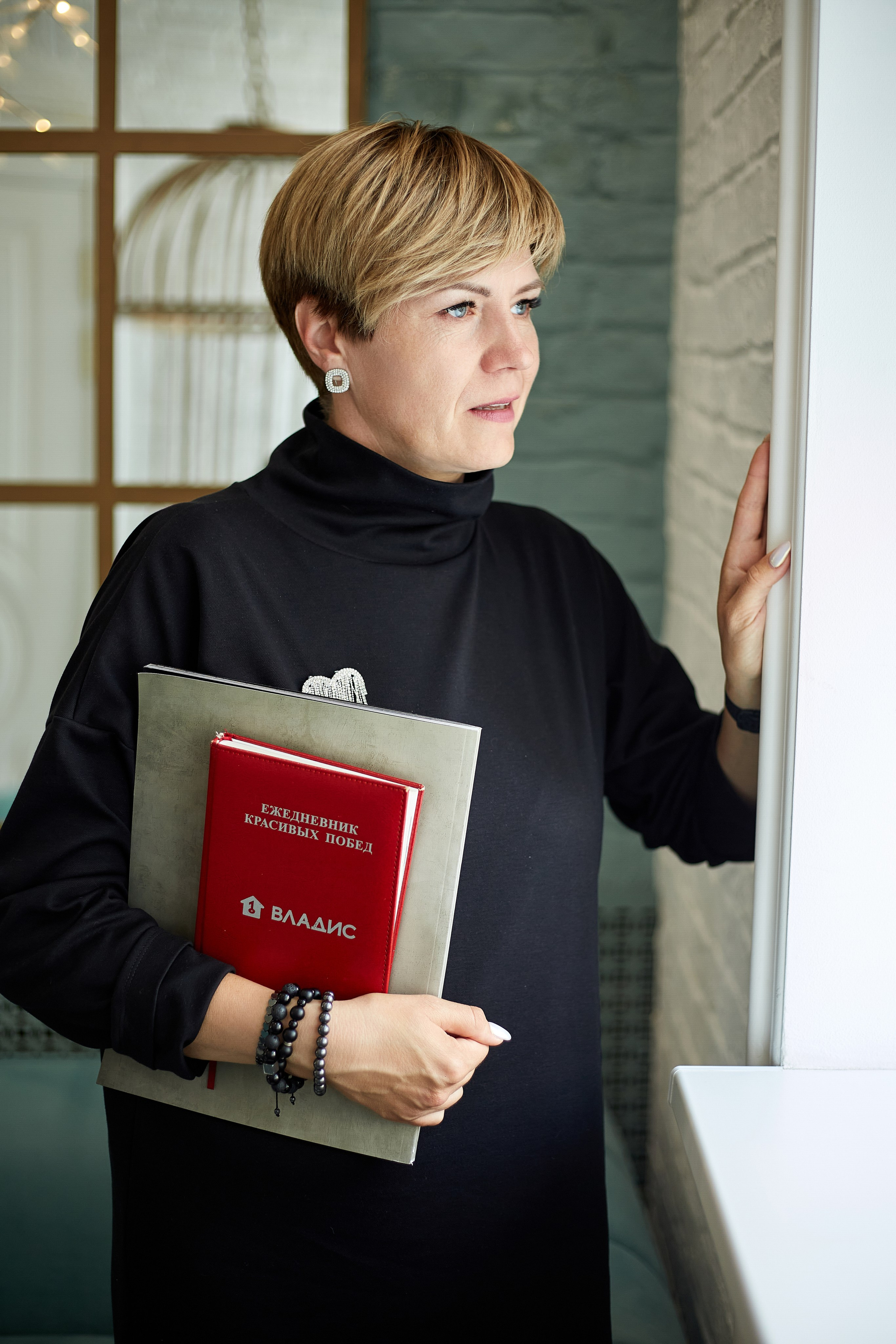 Бизнес-портрет в студии (Пенза) — профессиональная фотосессия для личного бренда и резюме. Деловой портрет в Пензе — фотосъемка для LinkedIn, сайта компании и соцсетей. Профессиональный бизнес-портрет в Пензе — фотосессия в деловом стиле с ретушью. Корпоративный портрет в Пензе — студийная съемка для предпринимателей и компаний. Фото для резюме и делового профиля (Пенза) — строгий стиль, естественный свет, профессиональная обработка.