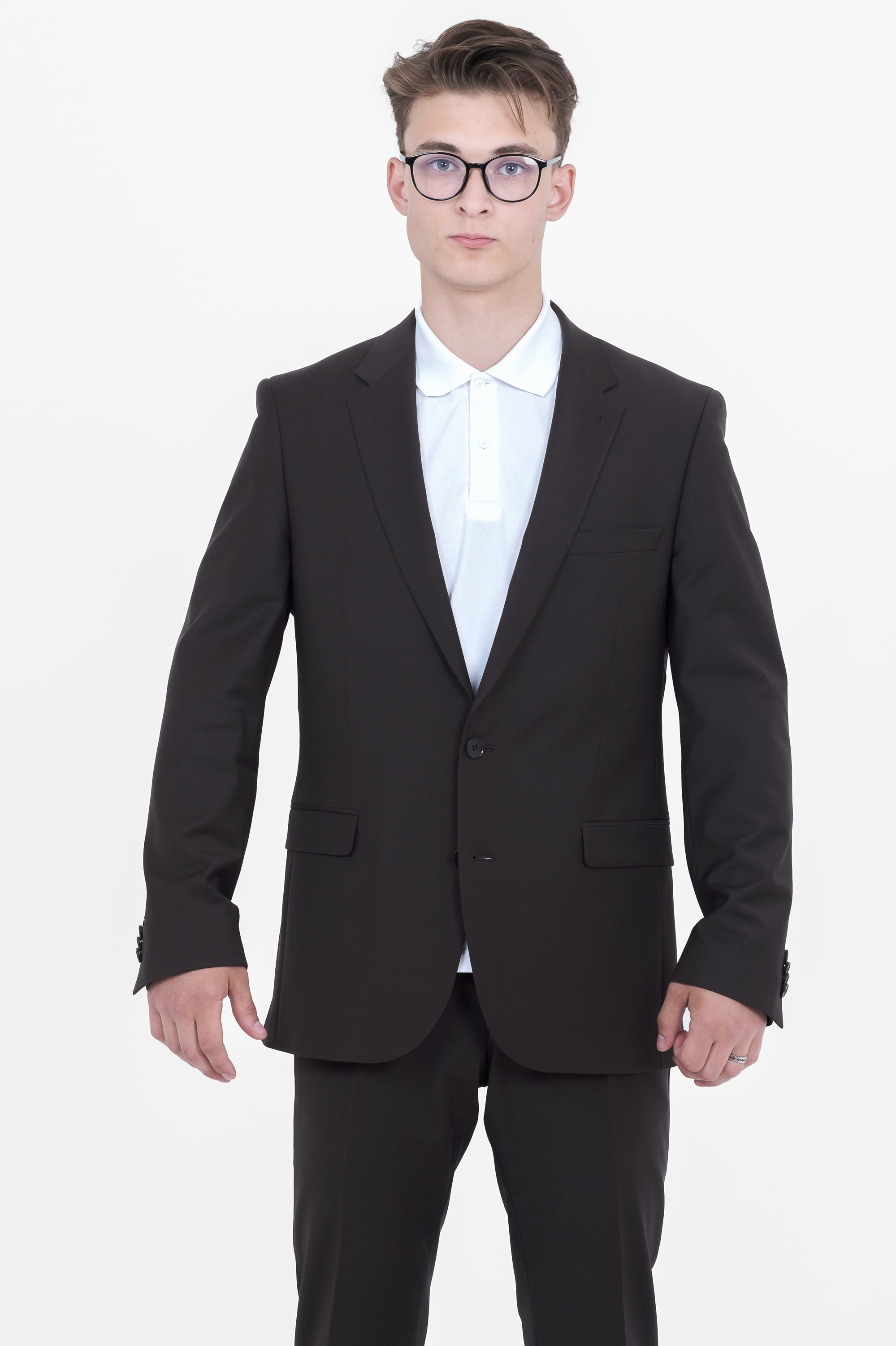 Молодой человек стоит в чёрном костюме и в очках Вид спереди. Фото для маркетплейсов