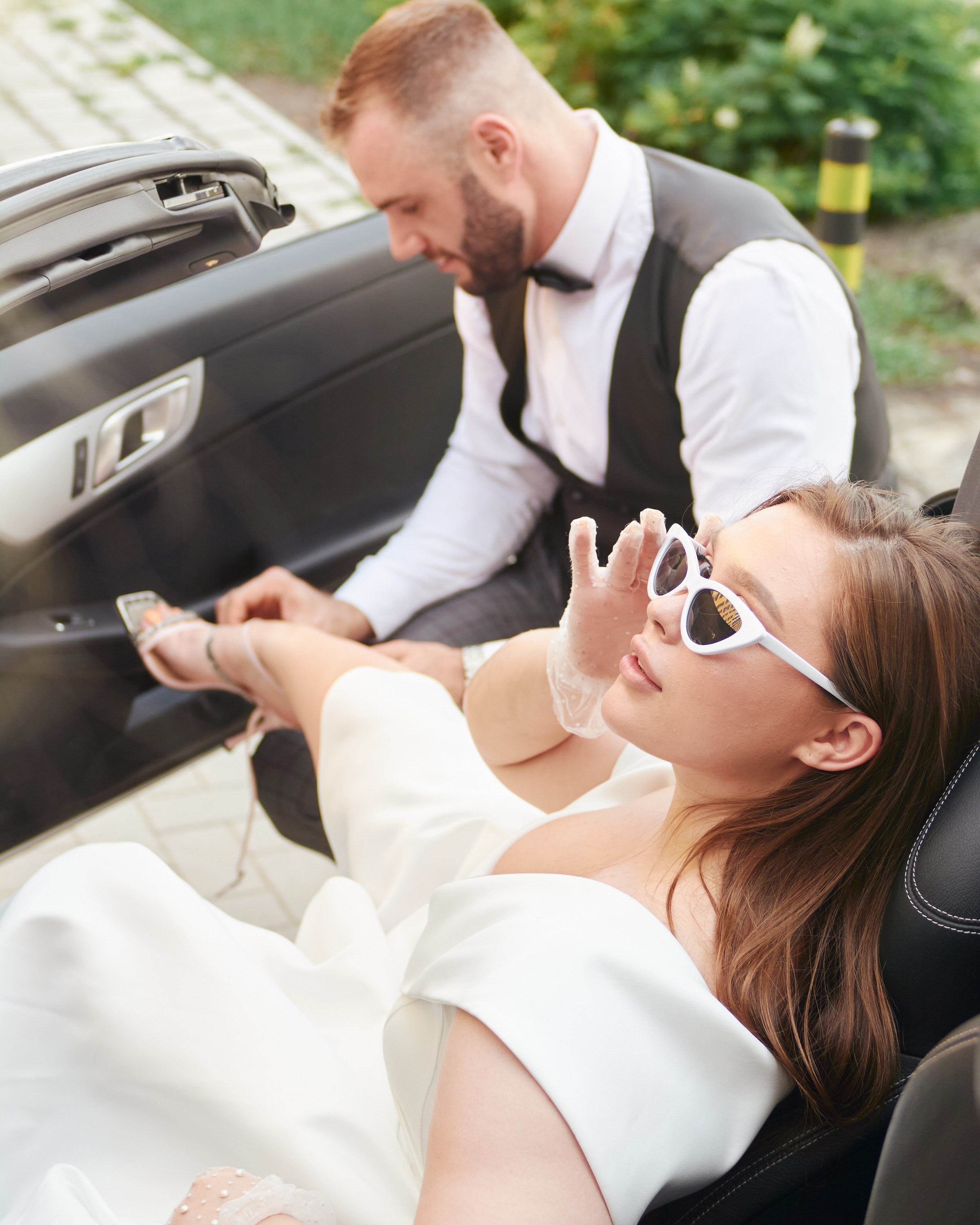 Свадебная фотосессия на улице с кабриолетом