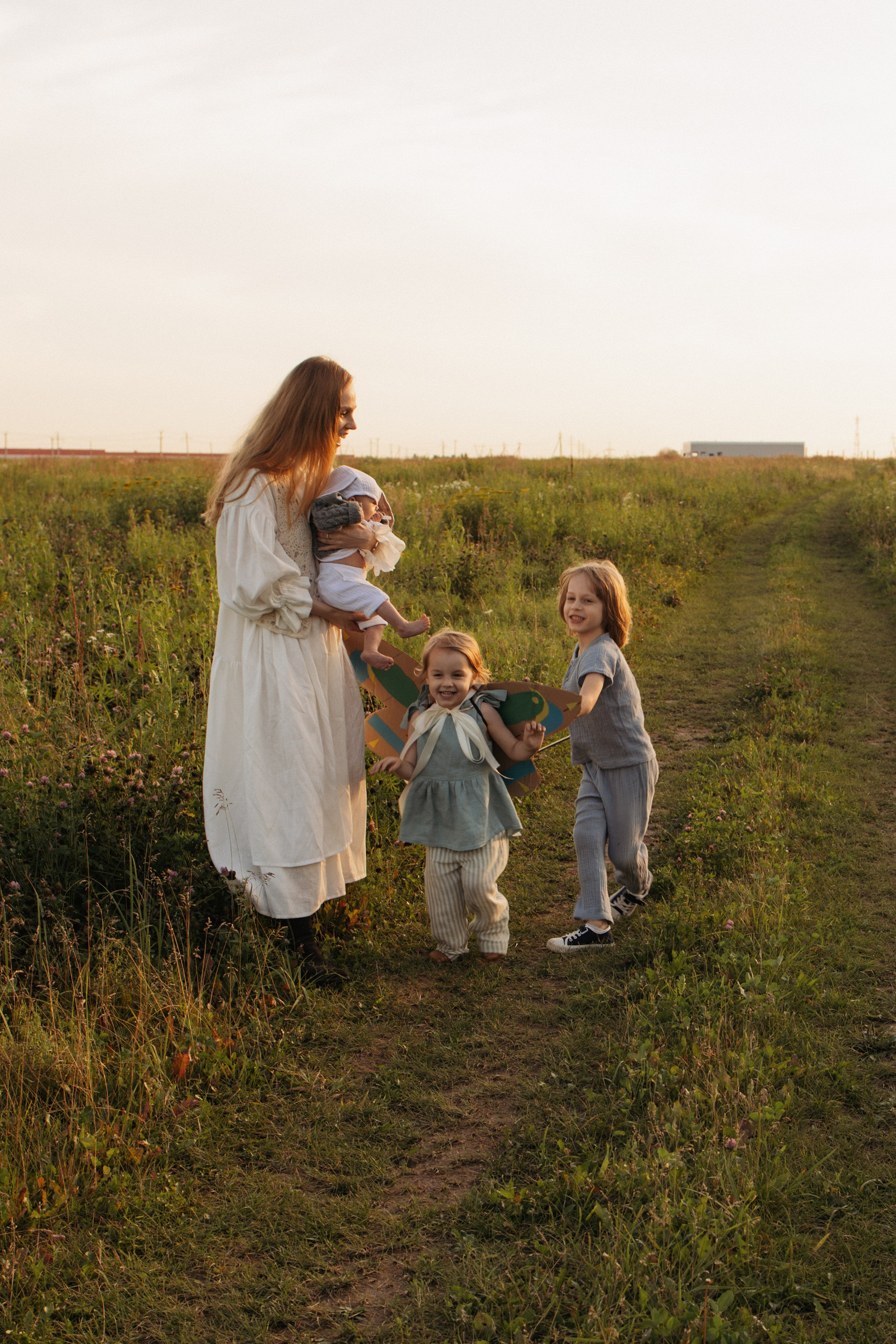 Семейная фотосессия в поле. Семейный фотограф в Москве Марина Петра