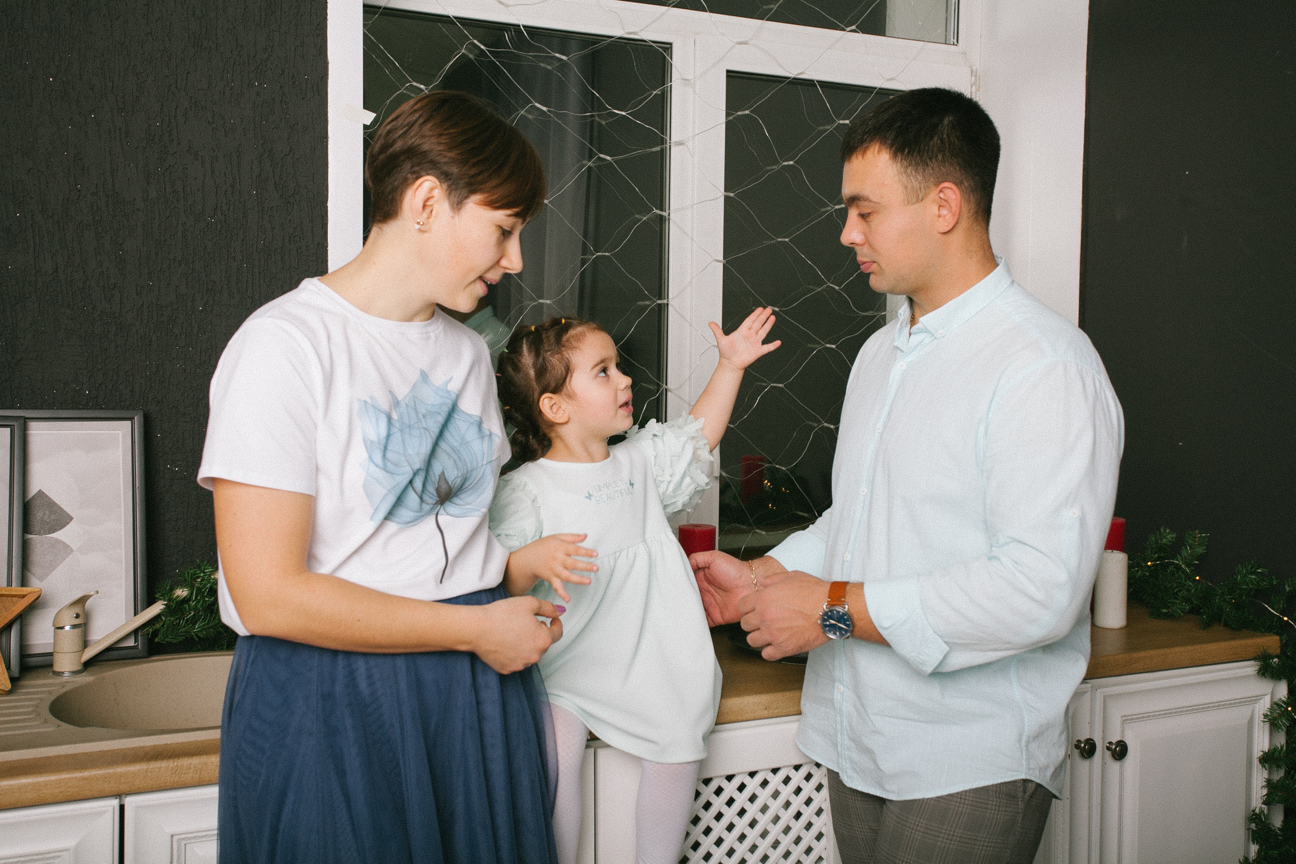 счастливая семья фотосессия в студии вместе 