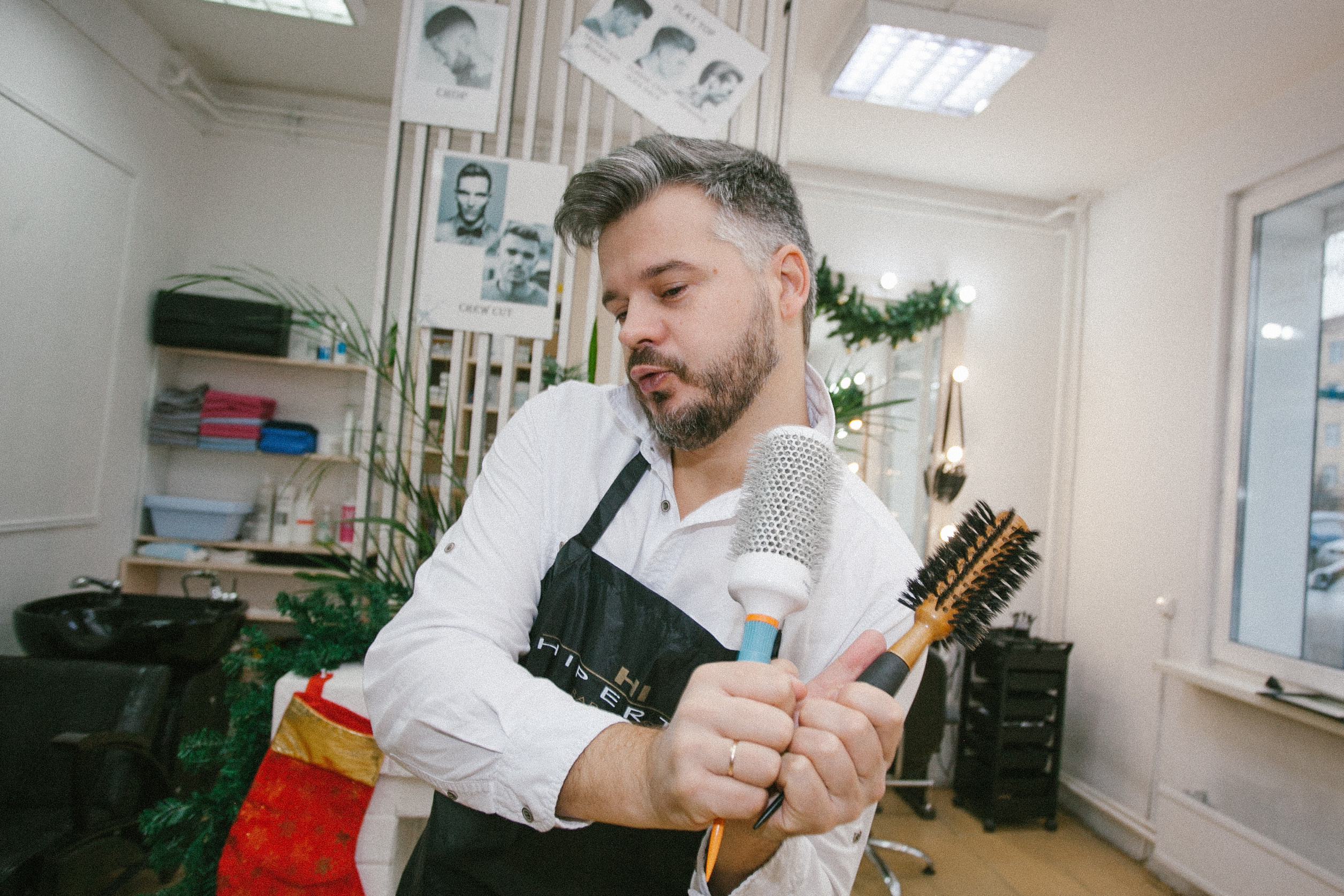 парикмахер мужчина салон расчески брашинг