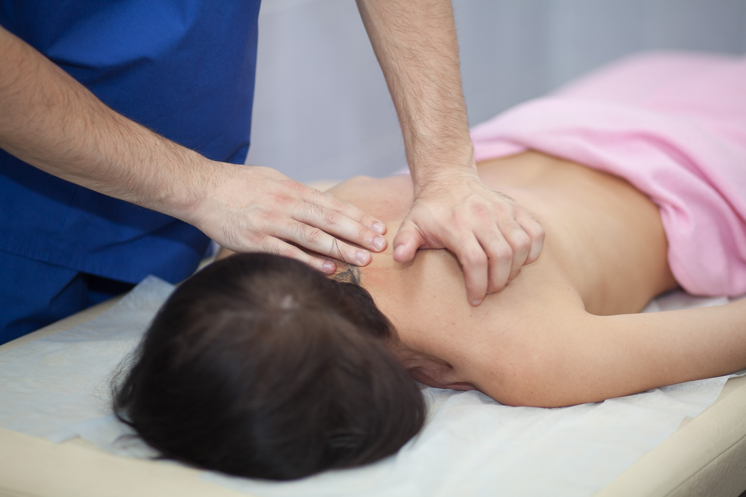 Массаж лечебный руки женская спина 