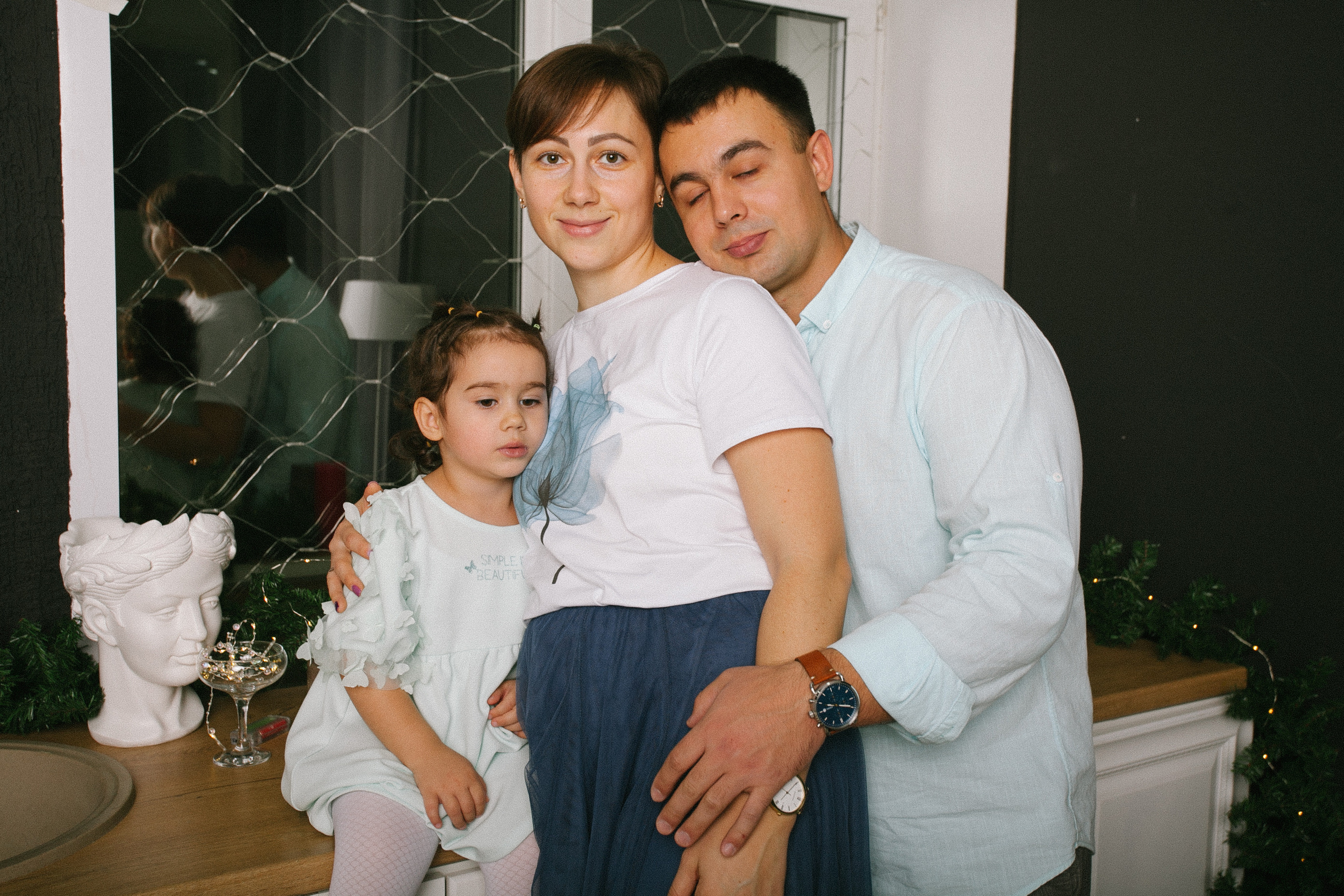 счастливая семья фотосессия в студии вместе 