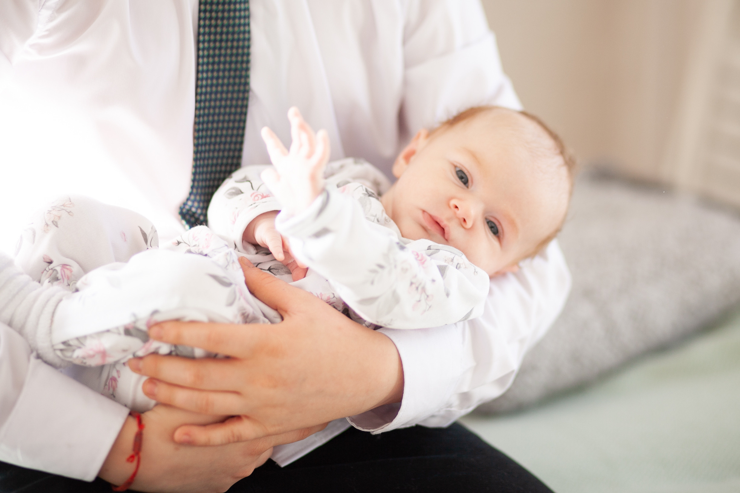 малышка на руках ребегок