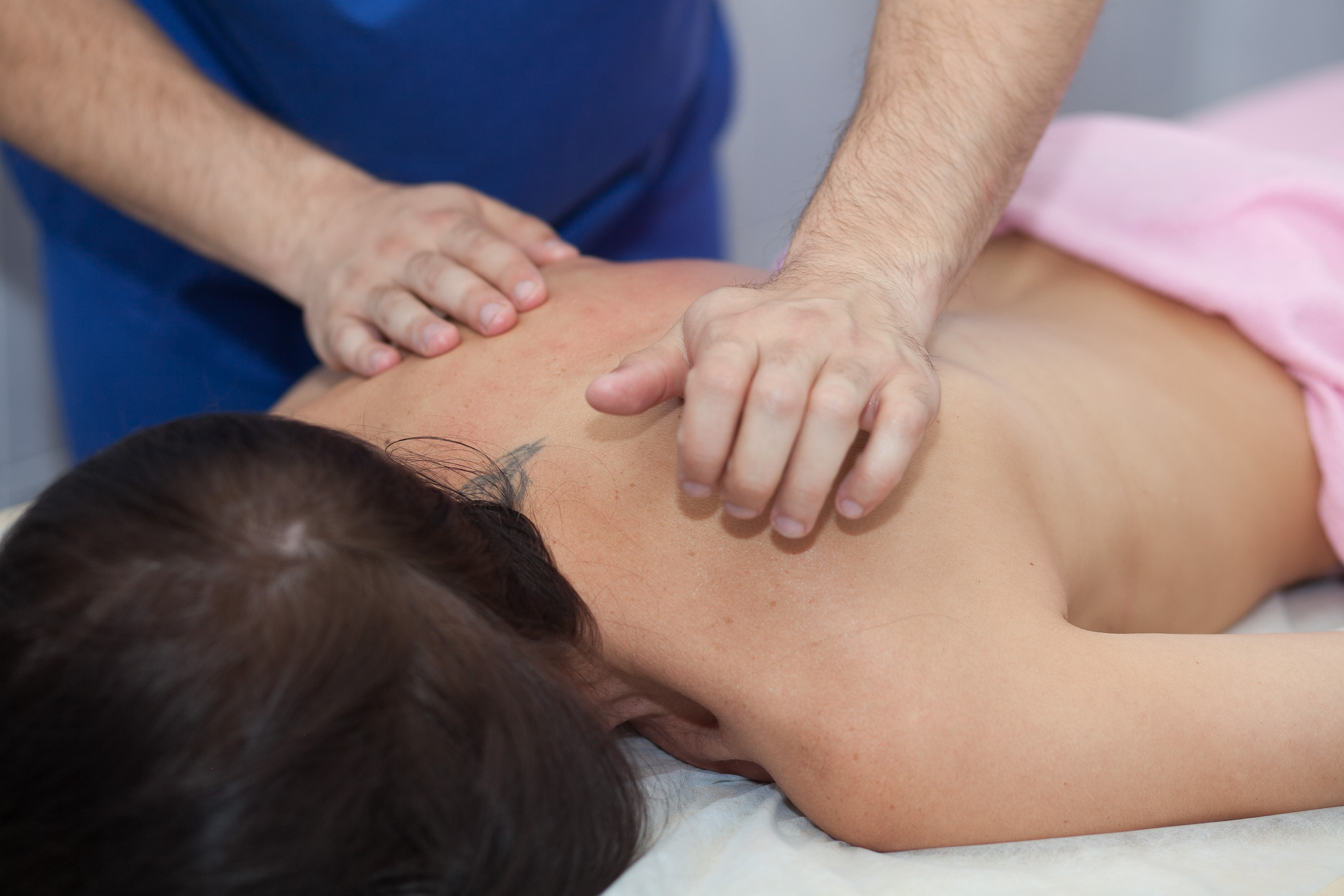 Массаж лечебный руки женская спина 