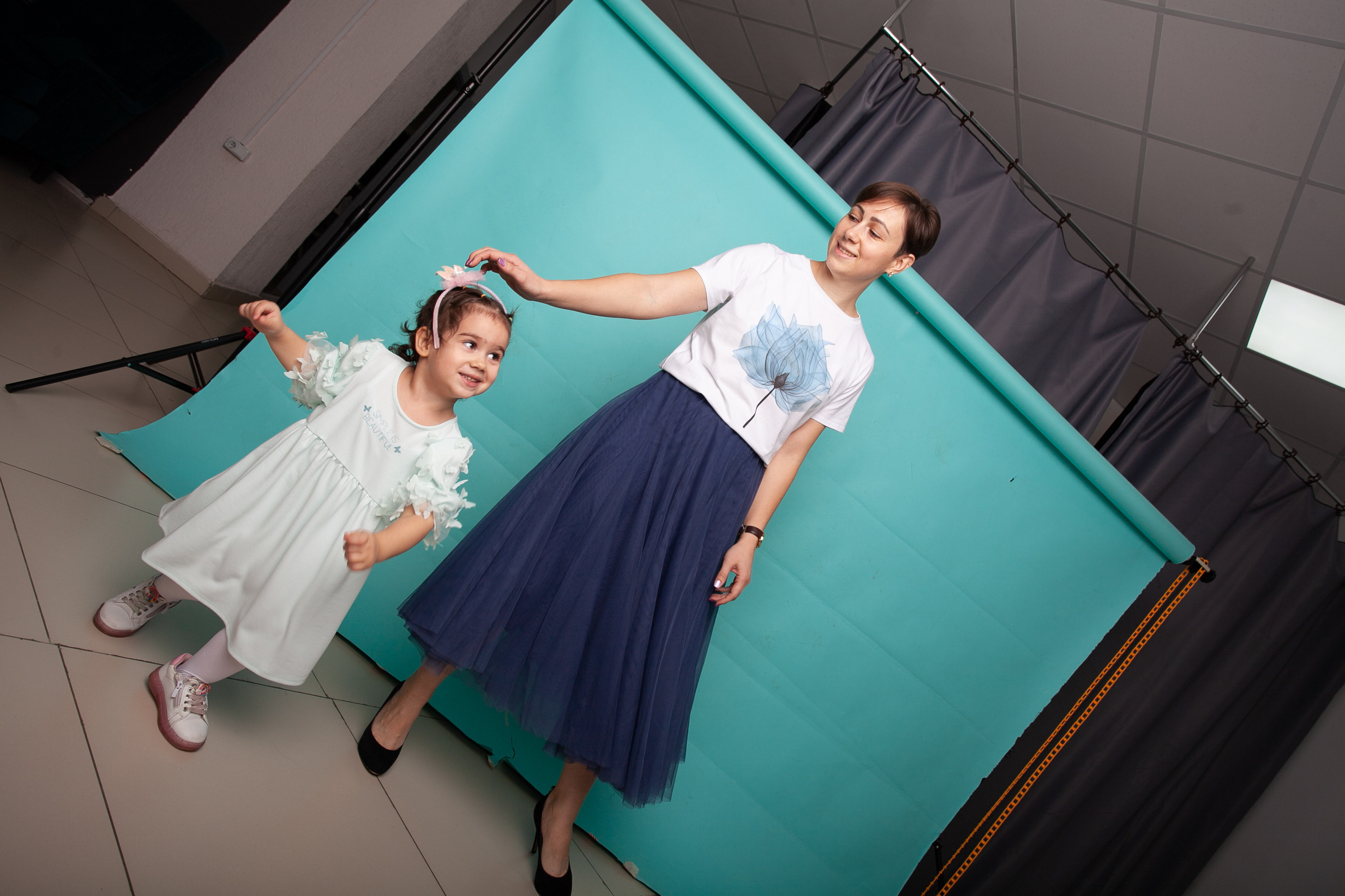 счастливая семья фотосессия в студии вместе мама дочь