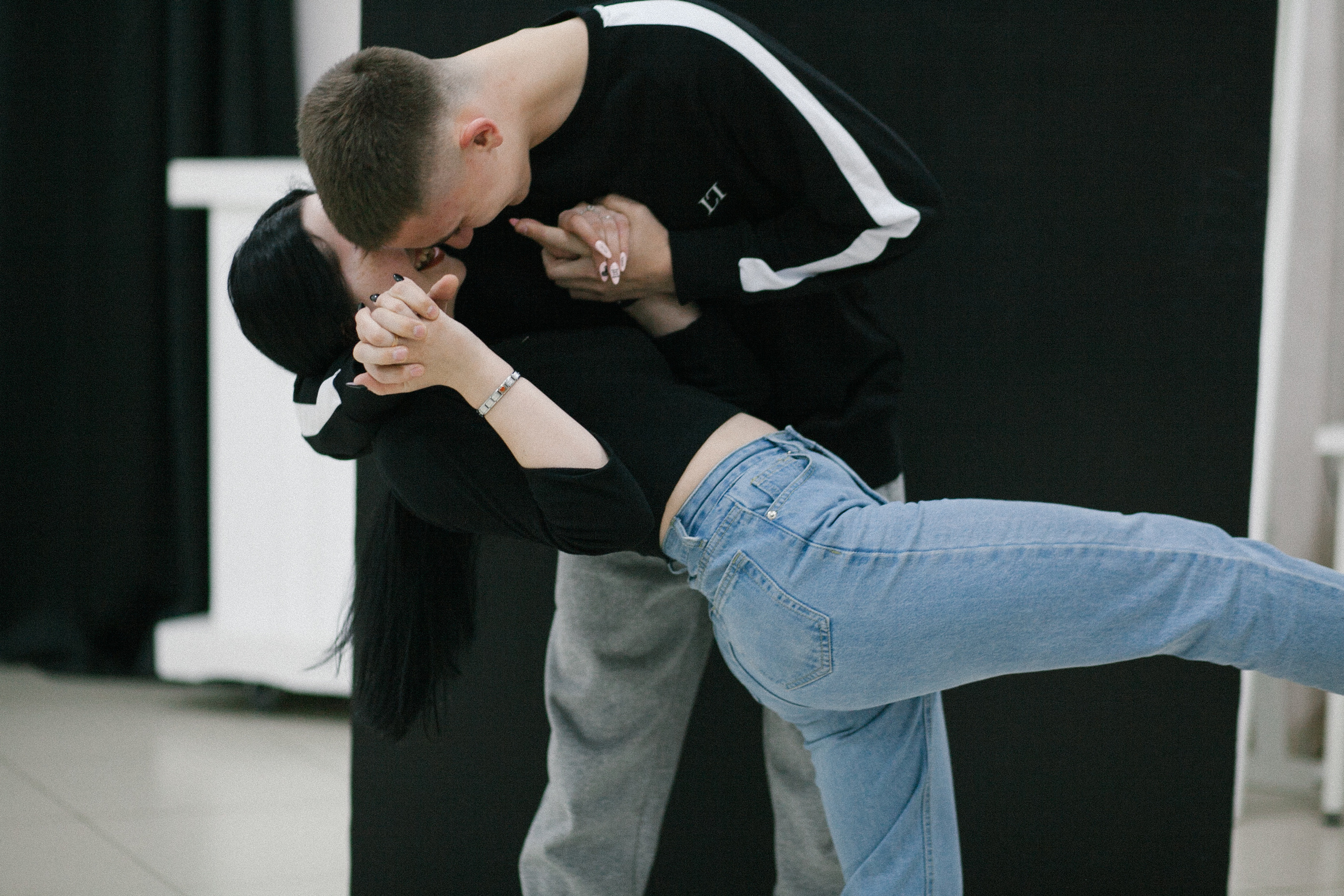 девушка парень любовь романтическая фотосессия в фото студии