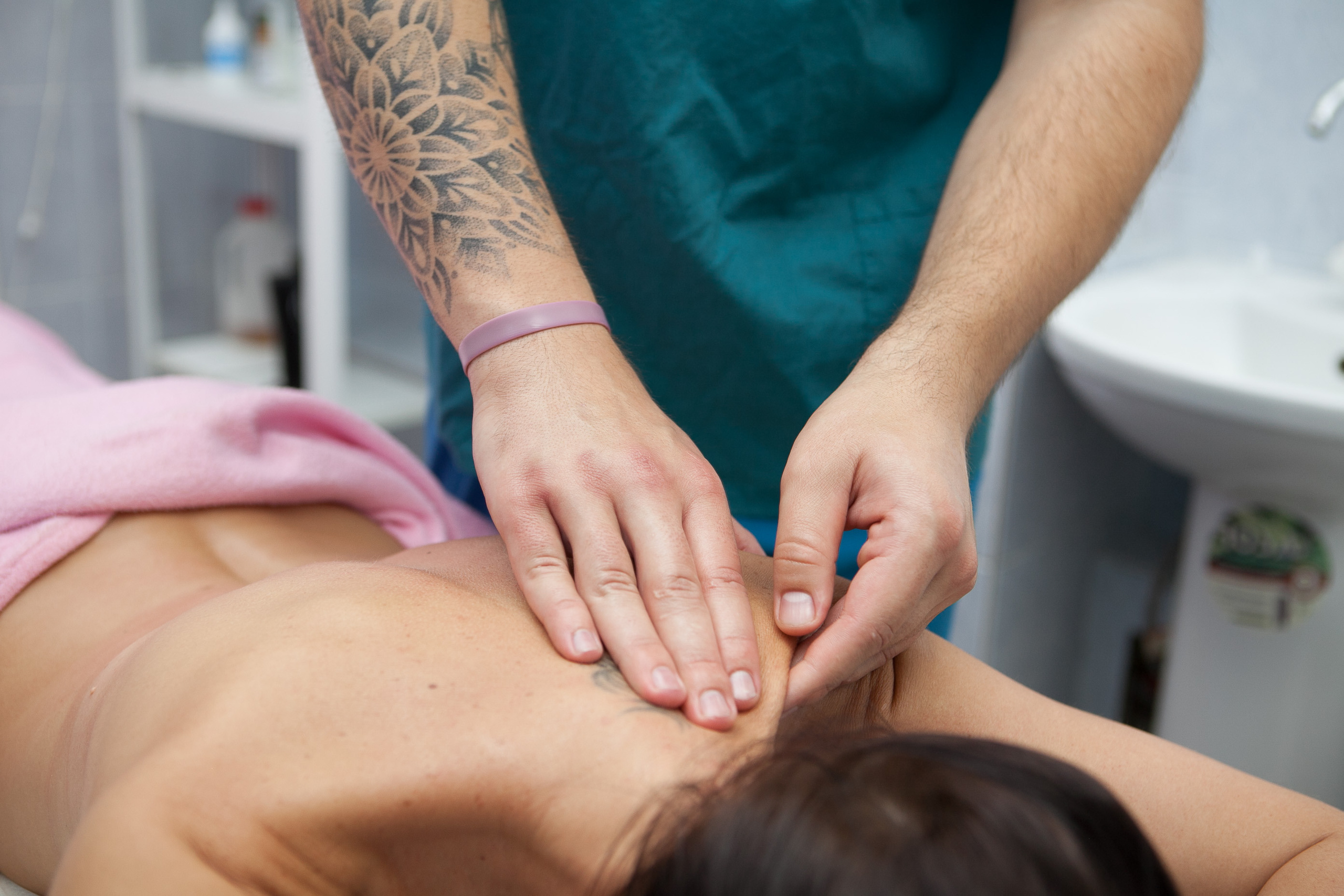 Массаж лечебный руки женская спина 