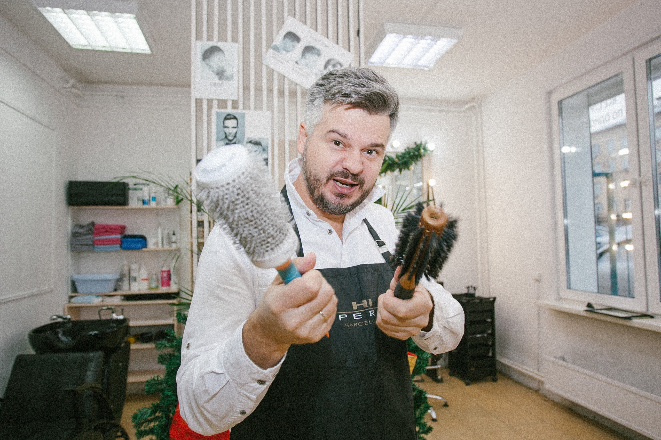 парикмахер мужчина салон расчески брашинг