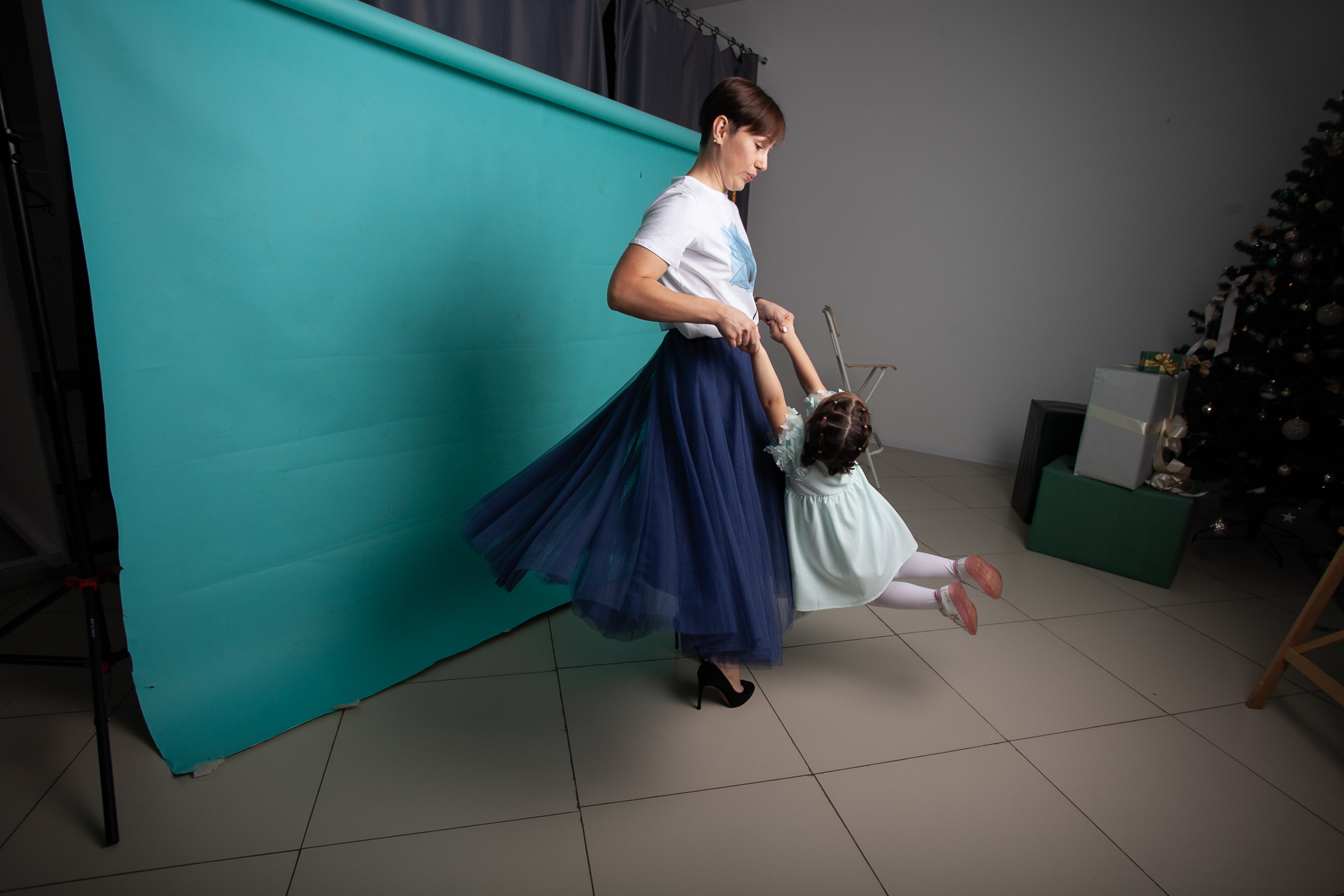 счастливая семья фотосессия в студии вместе мама дочь