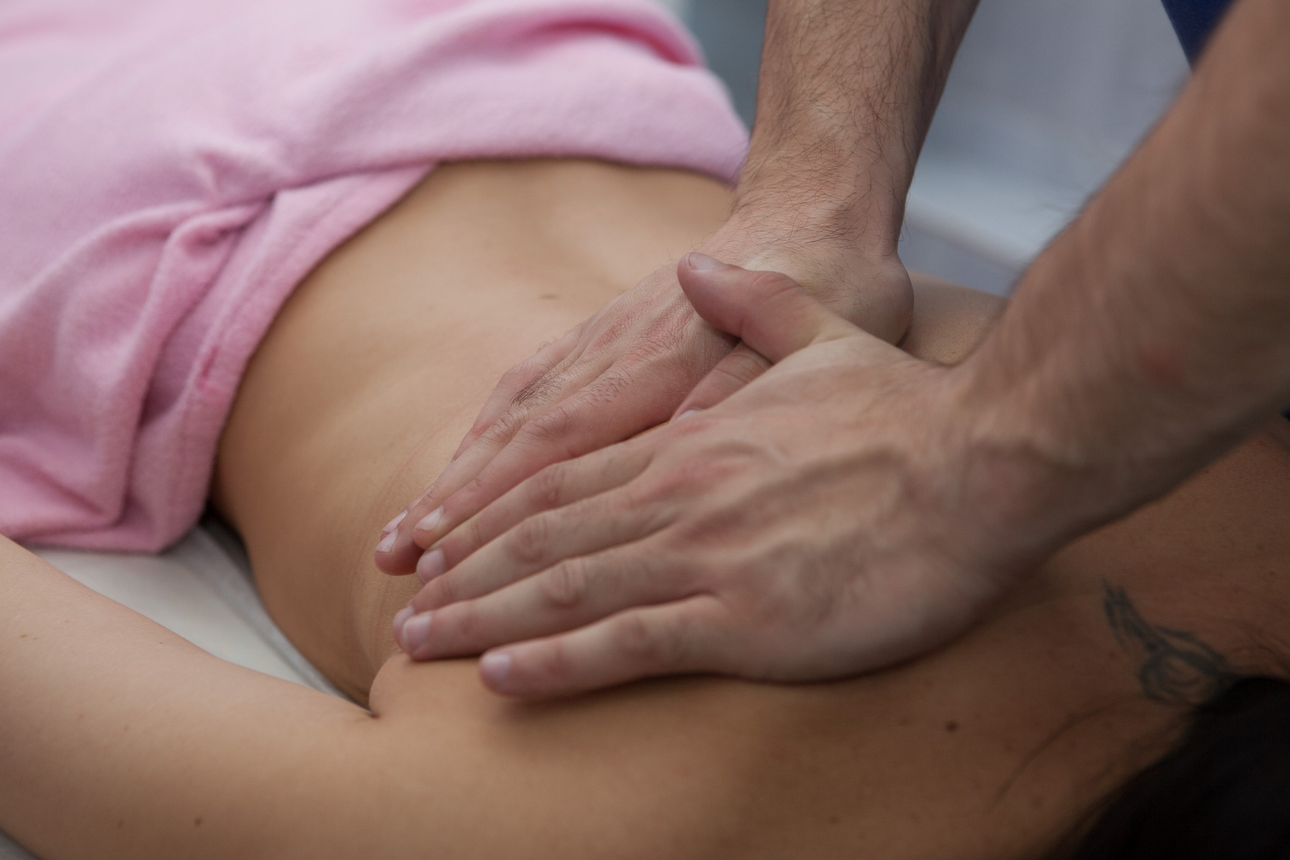 Массаж руки женская спина татуировка