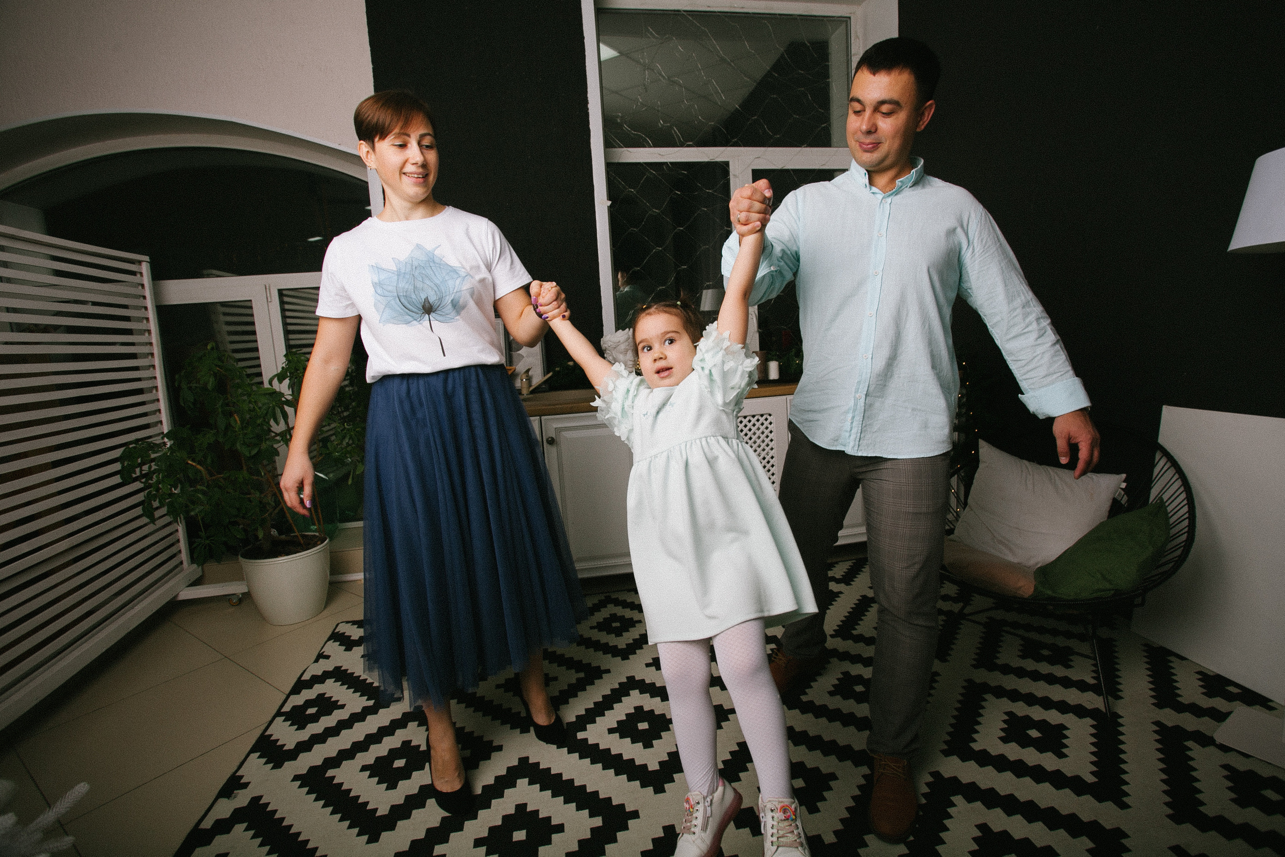 счастливая семья фотосессия в студии вместе 